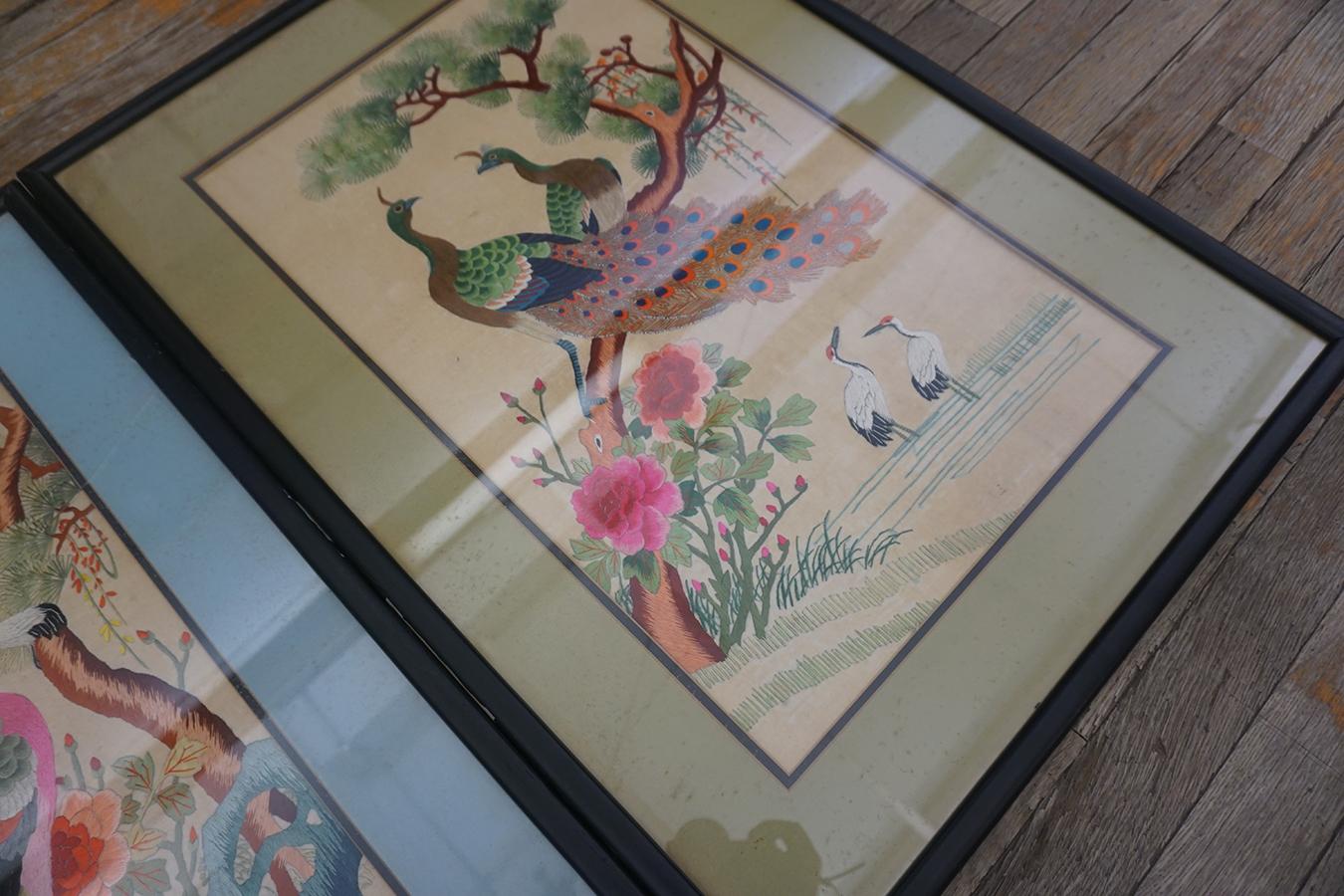 Fait main Ensemble de broderies en soie du début du 20e siècle représentant un paon et un Phoenix en vente