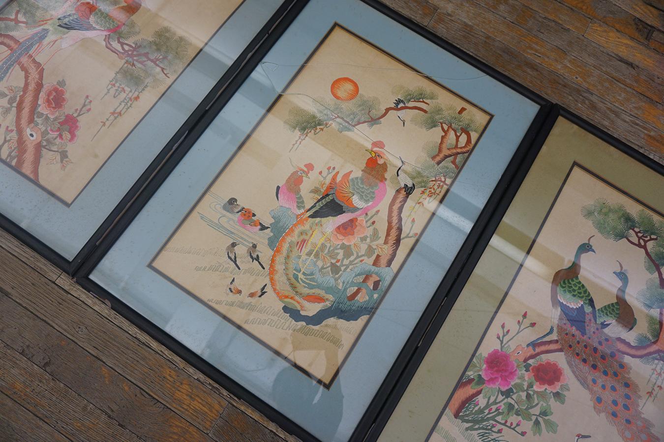 Ensemble de broderies en soie du début du 20e siècle représentant un paon et un Phoenix Bon état - En vente à New York, NY