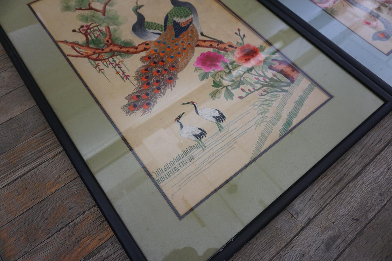 20ième siècle Ensemble de broderies en soie du début du 20e siècle représentant un paon et un Phoenix en vente
