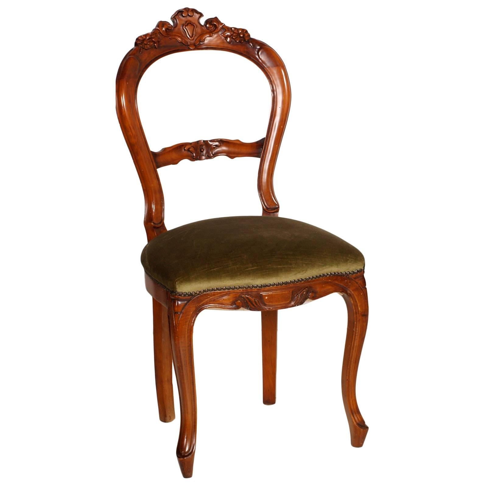 Anfang des 20. Jahrhunderts sechs Louis-Philippe-Stühle aus handgeschnitztem blondem Nussbaumholz mit Federsitz, gepolstert mit klarem grünen Samt. Die Polsterung ist noch brauchbar, aber wir können sie auf Wunsch neu polstern. Wachs poliert.

Maße: