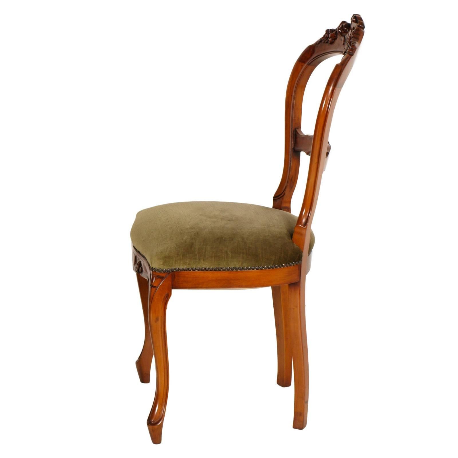 Sechs italienische Louis-Philippe-Stühle aus handgeschnitztem hellbraunem Nussbaumholz aus dem frühen 20. Jahrhundert (Louis Philippe) im Angebot