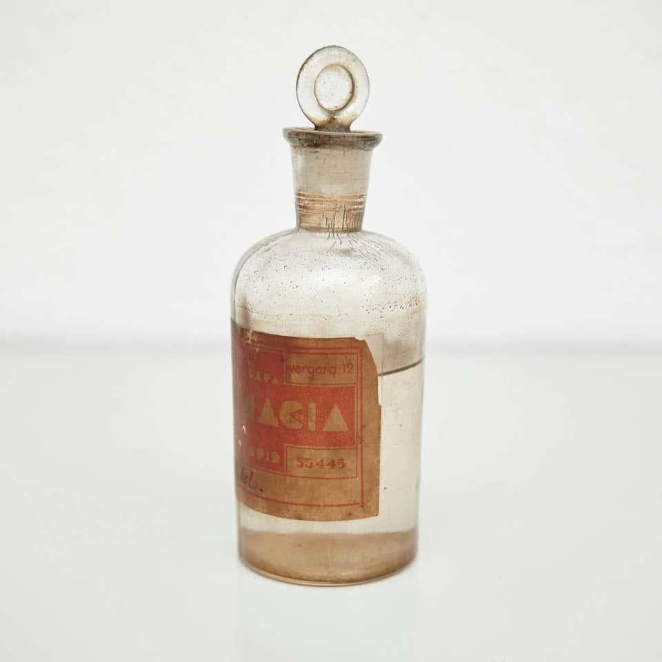 Early 20th Century Set of Three Antique Apothecary Glass Bottles For Sale 4