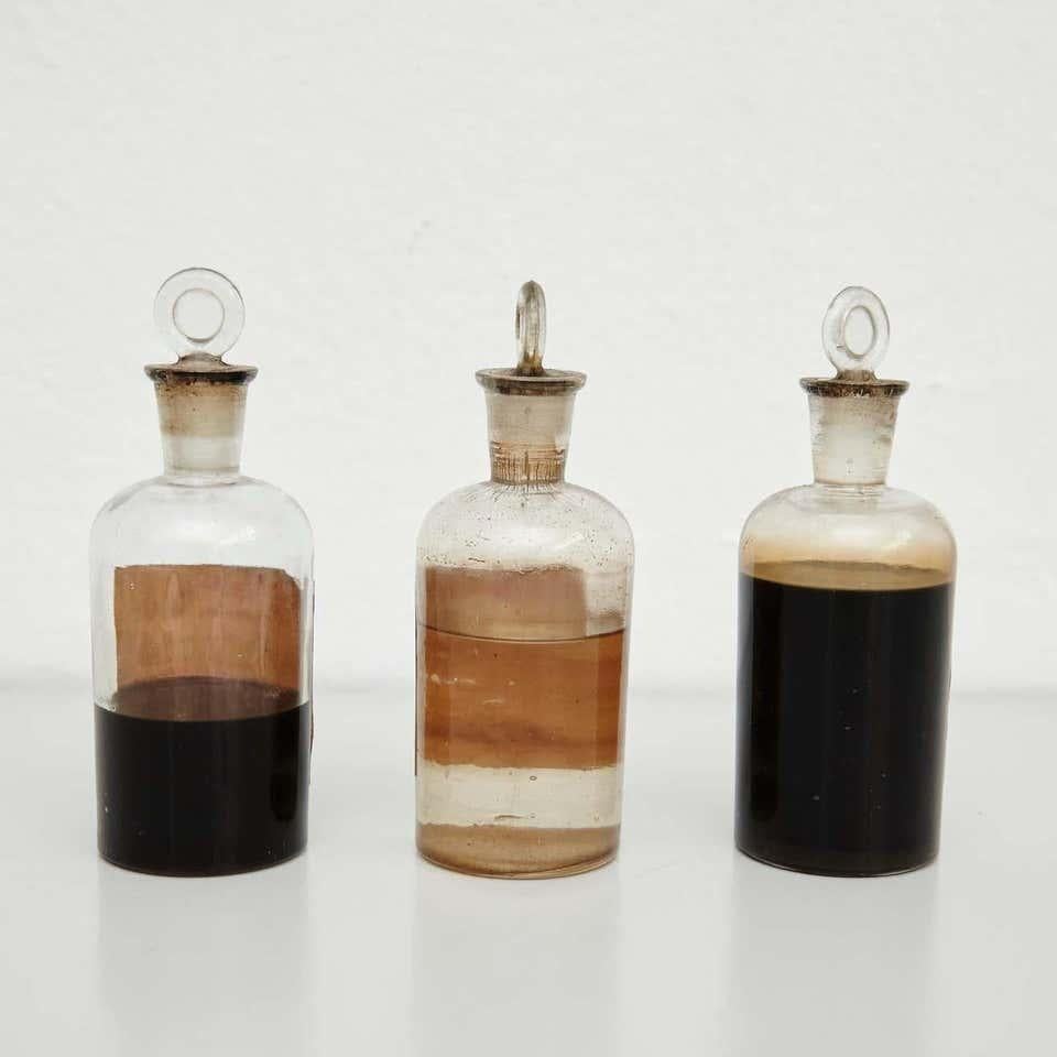 Mid-Century Modern Début du 20e siècle - Ensemble de trois flacons d'apothicaire anciens en verre en vente