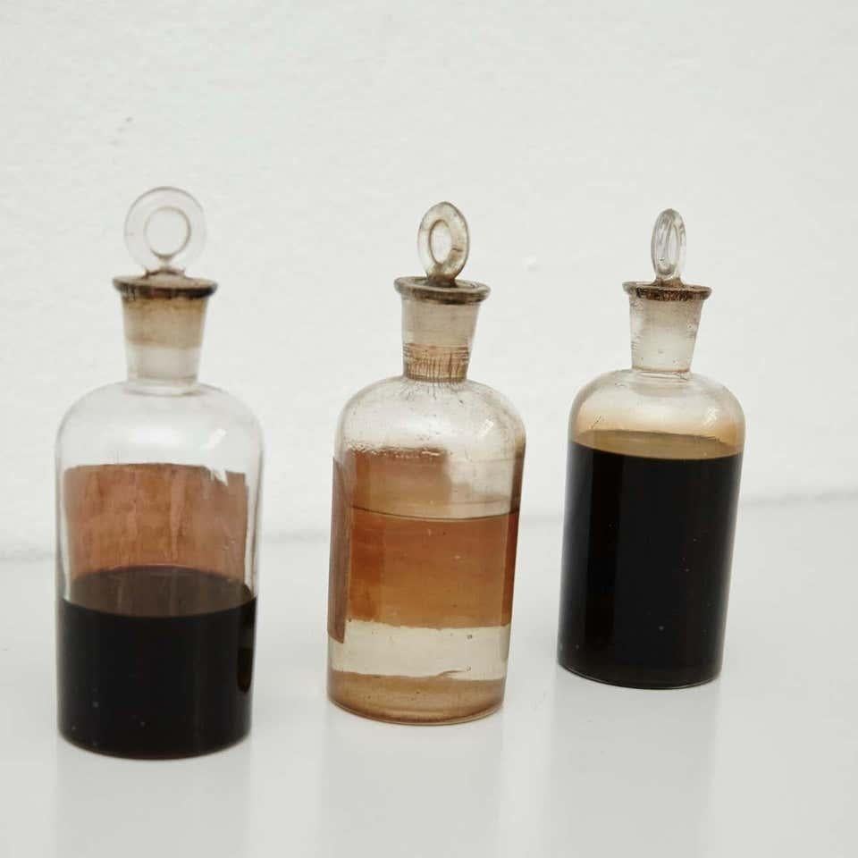 Espagnol Début du 20e siècle - Ensemble de trois flacons d'apothicaire anciens en verre en vente