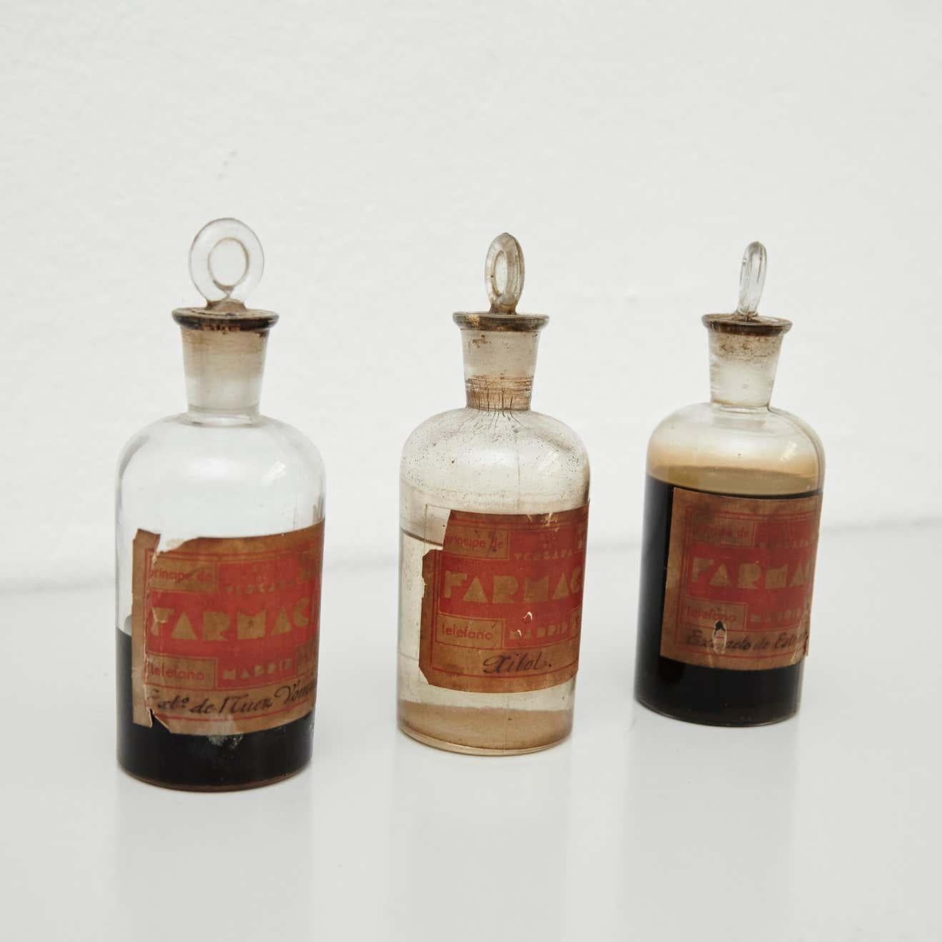 Early 20th Century Set of Three Antique Apothecary Glass Bottles In Good Condition In Barcelona, Barcelona