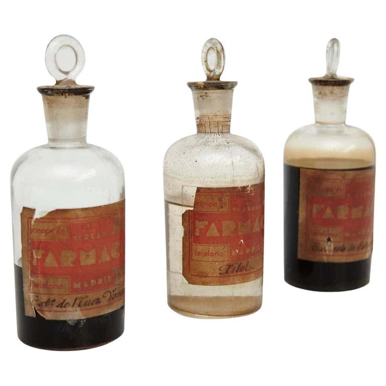 https://a.1stdibscdn.com/early-20th-century-set-of-three-antique-apothecary-glass-bottles-for-sale/f_14272/f_318527921671619649961/f_31852792_1671619650237_bg_processed.jpg?width=768