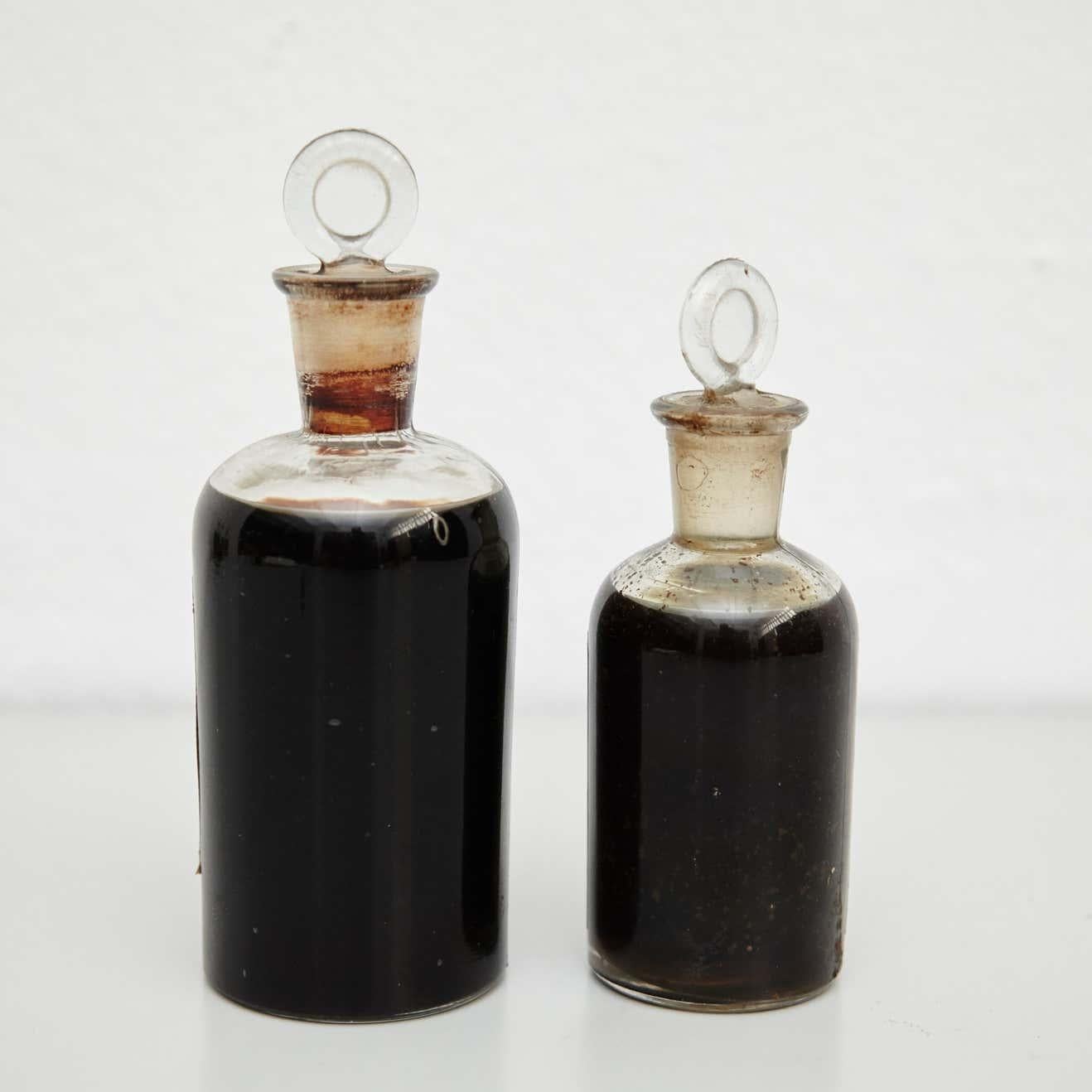 Early 20th Century Set of Two Antique Glass Apothecary Bottles In Good Condition For Sale In Barcelona, Barcelona