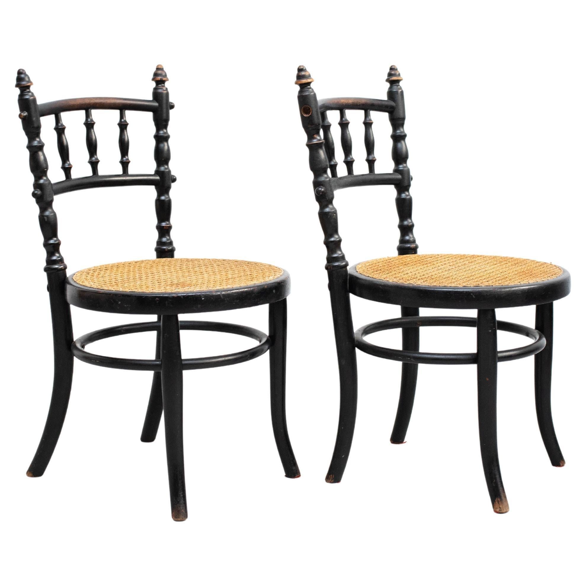 Set di due sedie tradizionali in rattan e Wood dell'inizio del XX secolo.     In buone condizioni originali, con lievi usure dovute all'età e all'uso, che conservano una bella patina.    Materiali:  Legno  Rattan    Dimensioni:  H. H. 73cm  L 45 cm 