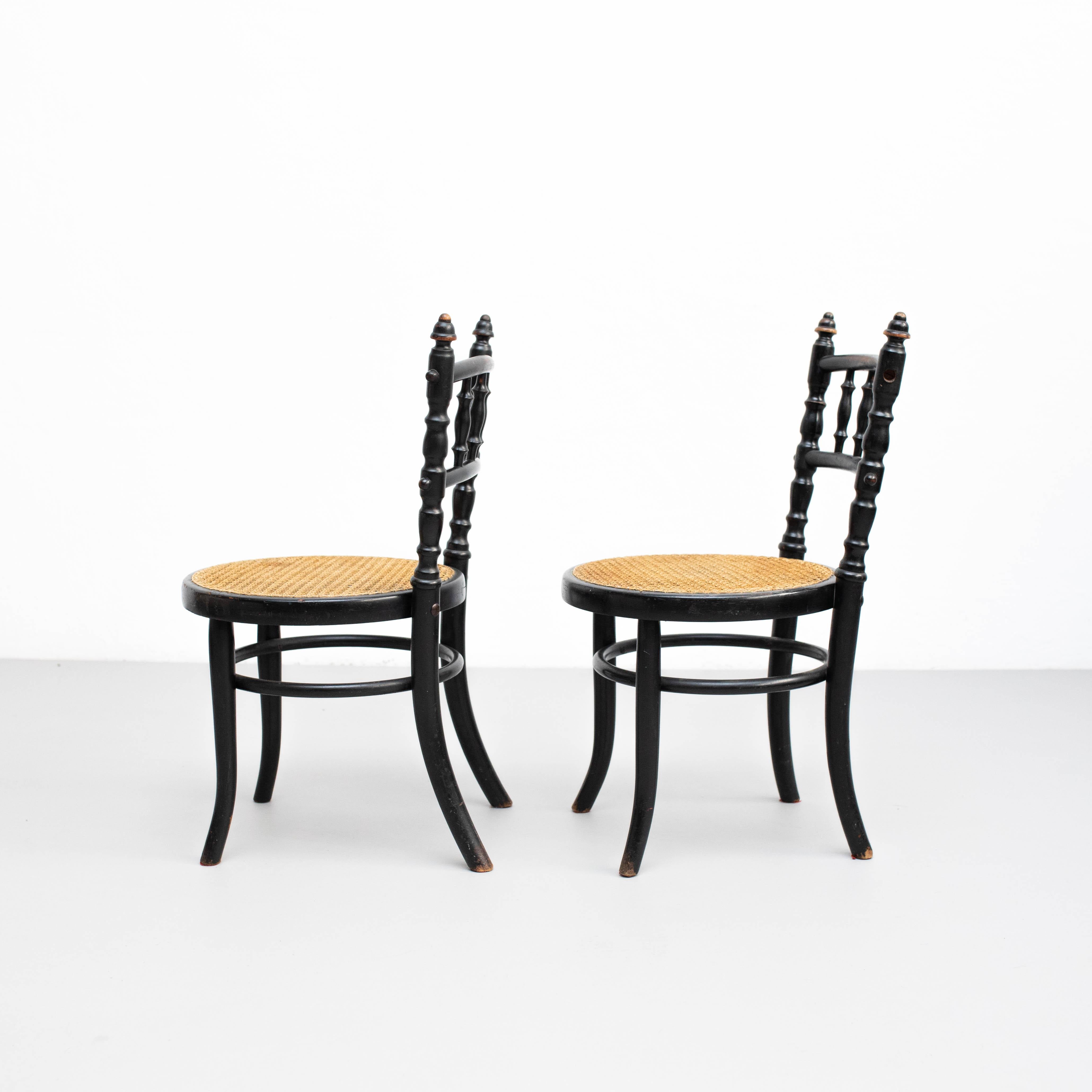 20ième siècle Ensemble de deux chaises en bois et rotin du début du 20e siècle en vente
