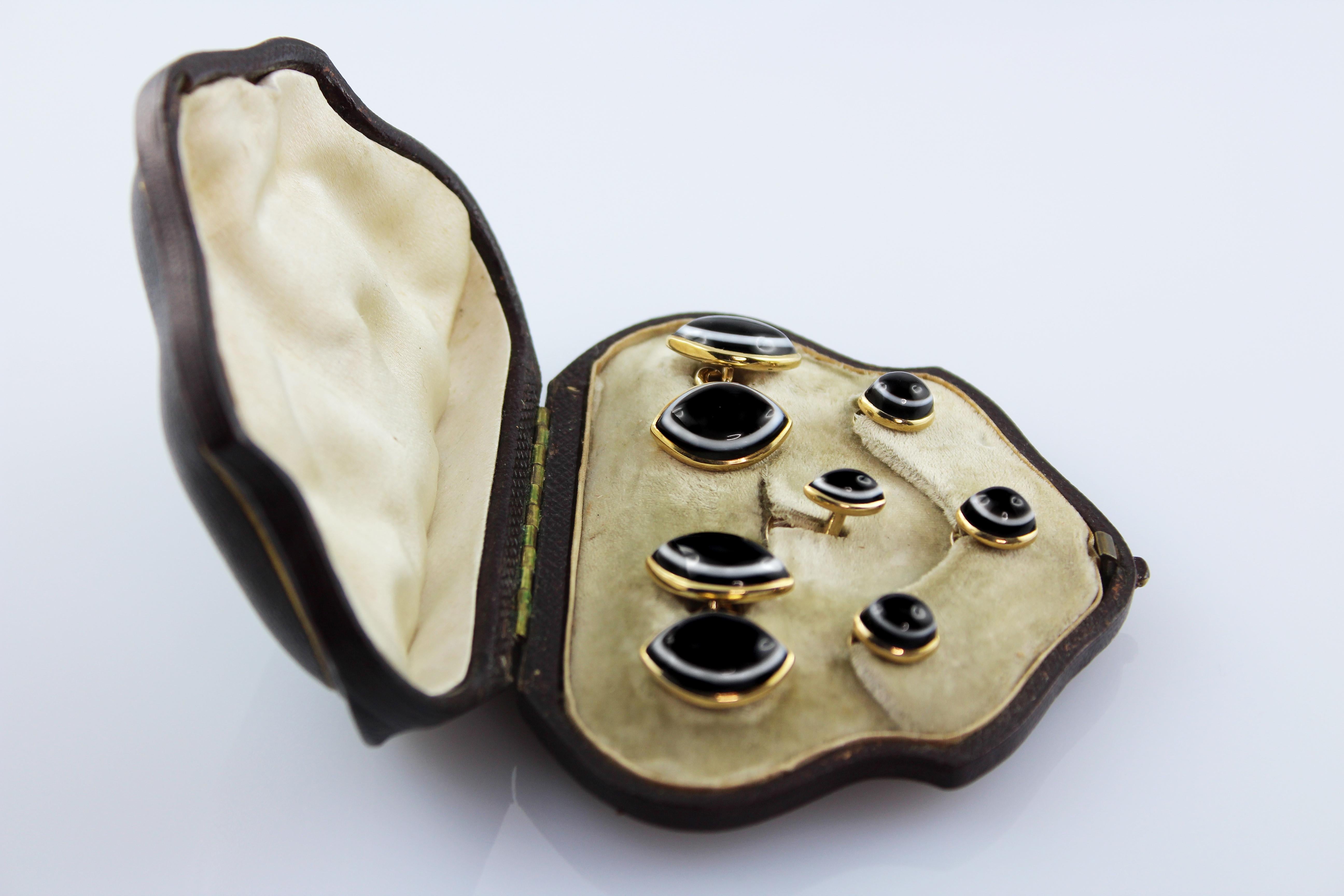 Set aus Onyx und montiert in 18 Karat Gelbgold, die Sache, die das Set wirklich besonders und speziell ist, dass es mit einem Stück Onyx gemacht wurde.
Die weißen Teile stammen nicht von einem anderen Stein, sondern sie haben dieses Farbspiel aus