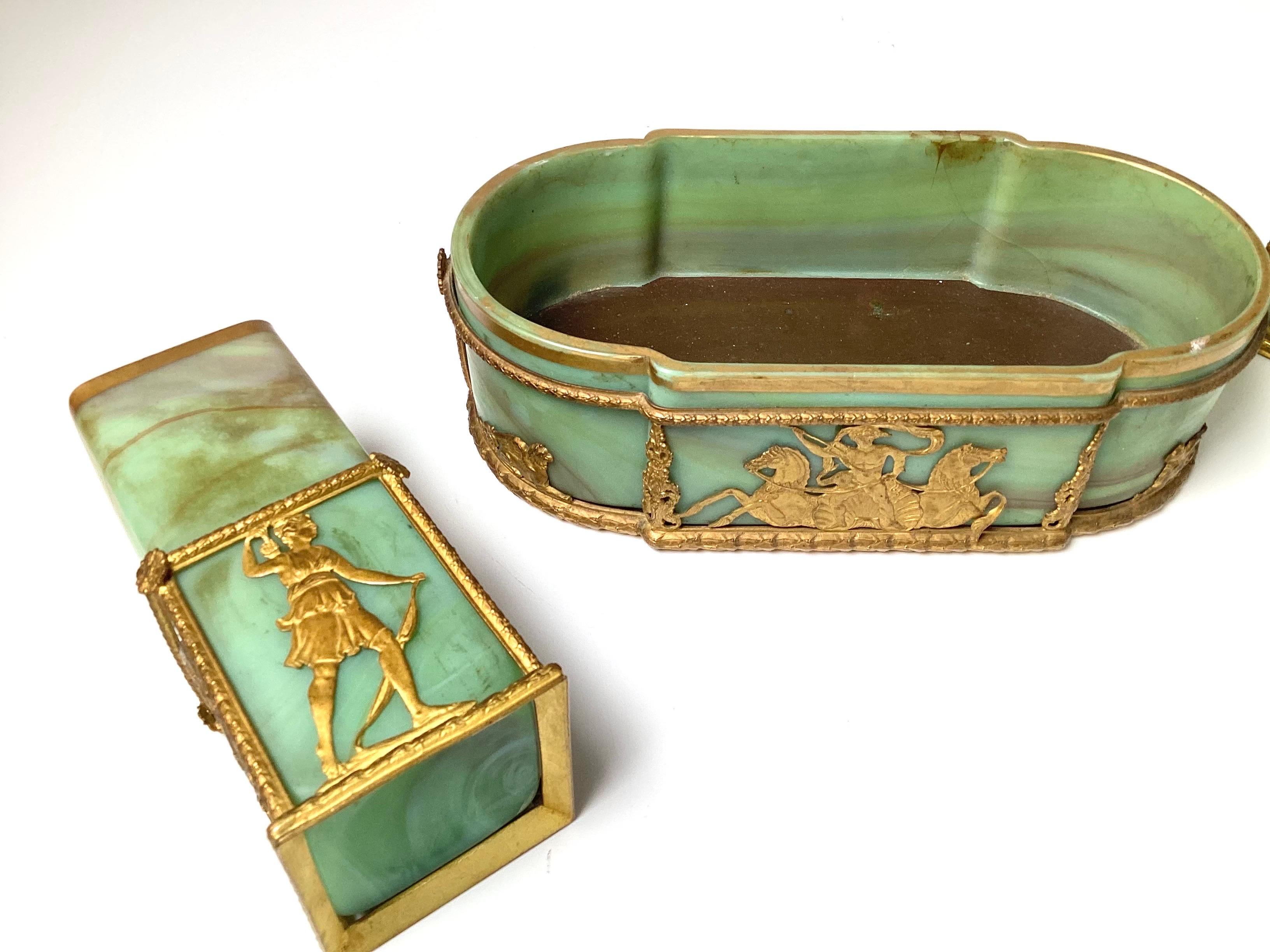 Francese Set di guarnizioni in vetro di Sèvres L7F Lithyalin Marmoriertes dell'inizio del XX secolo in vendita