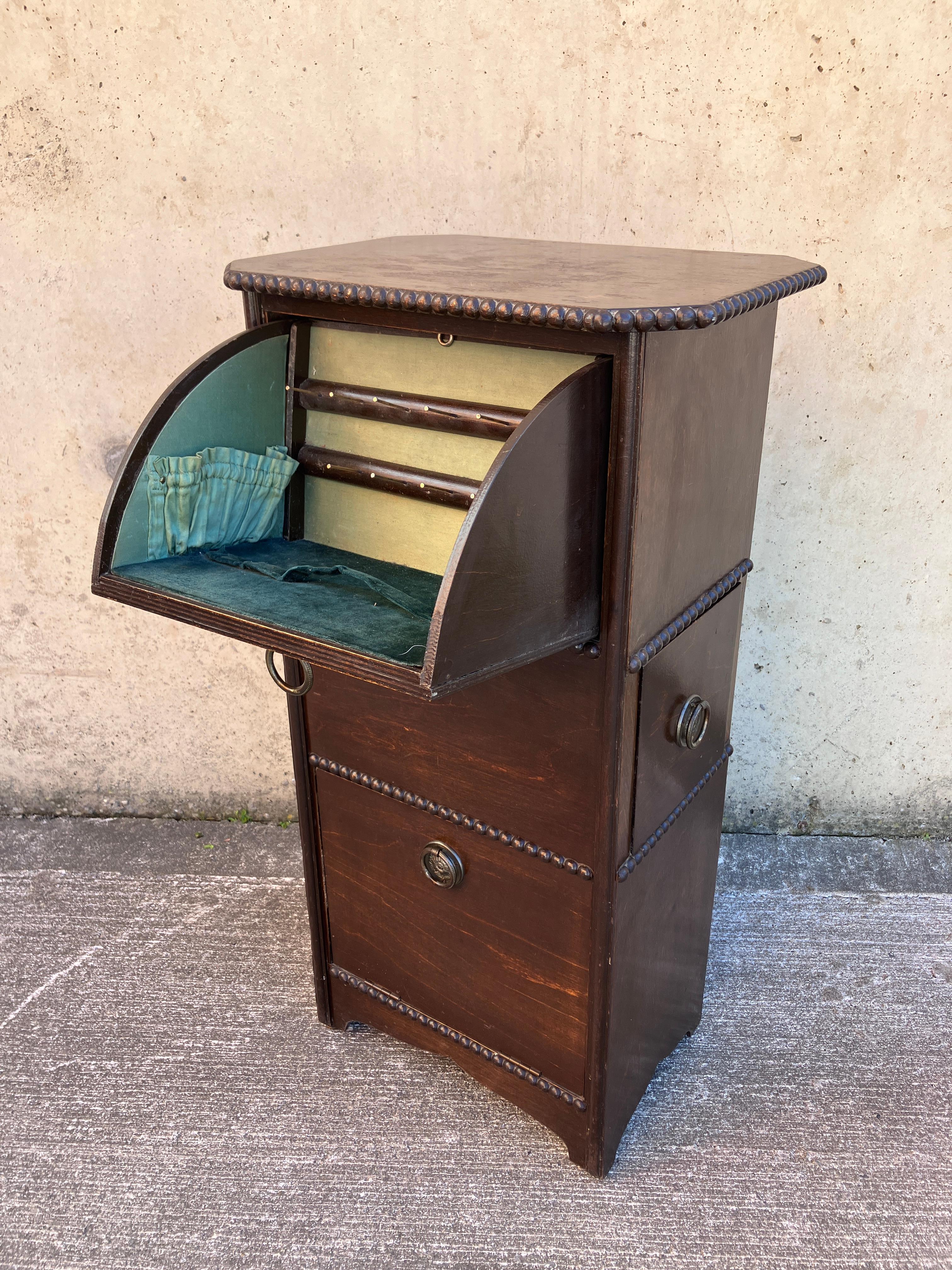 Boîte à couture du début du 20e siècle Cabinet avec doublure en soie en vente 4