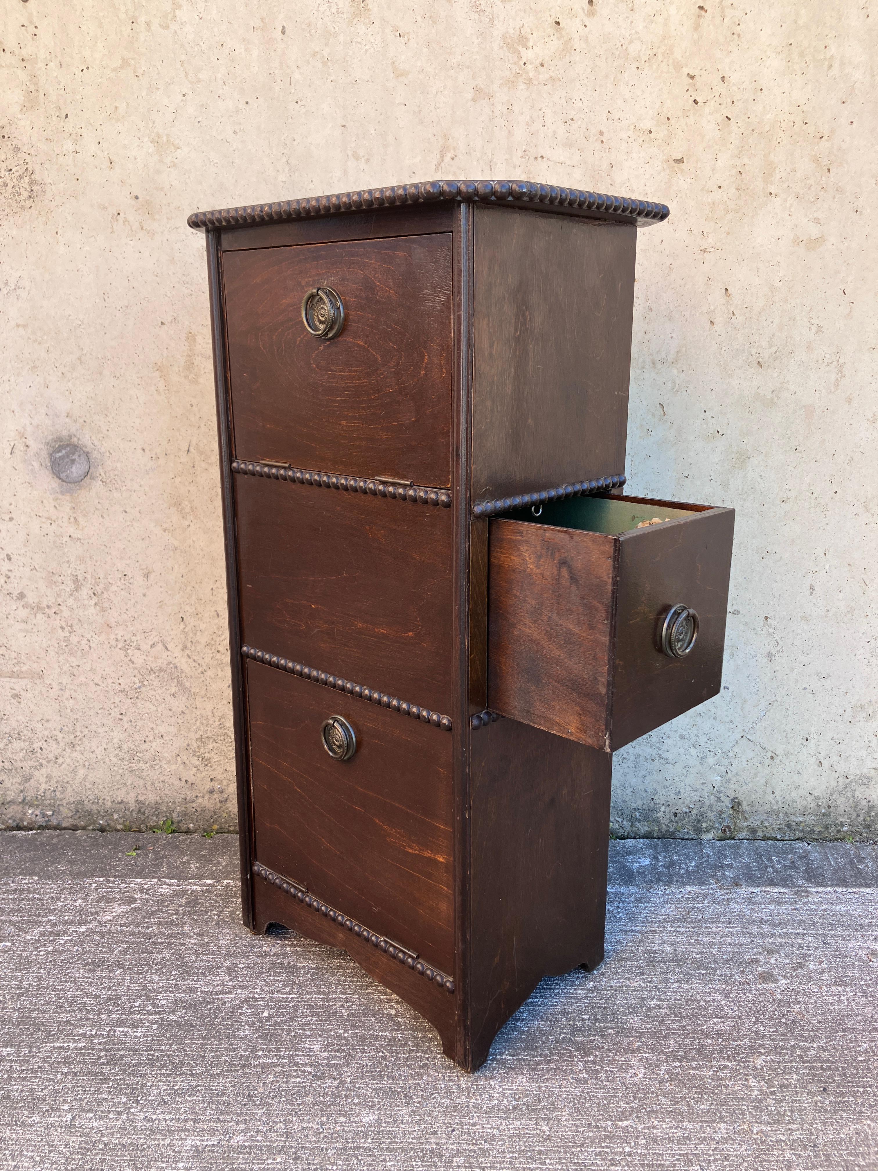 Milieu du XXe siècle Boîte à couture du début du 20e siècle Cabinet avec doublure en soie en vente