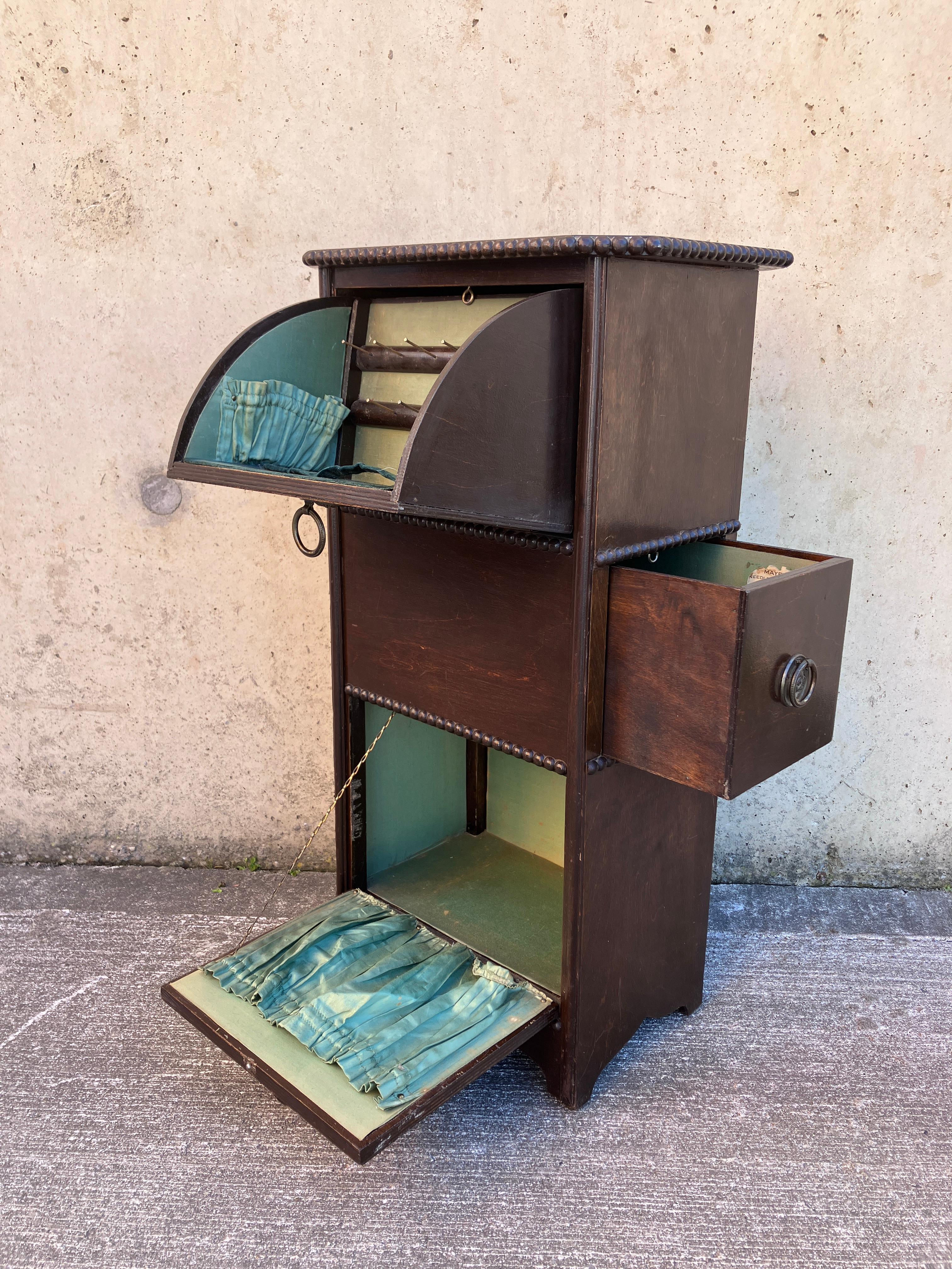 Soie Boîte à couture du début du 20e siècle Cabinet avec doublure en soie en vente