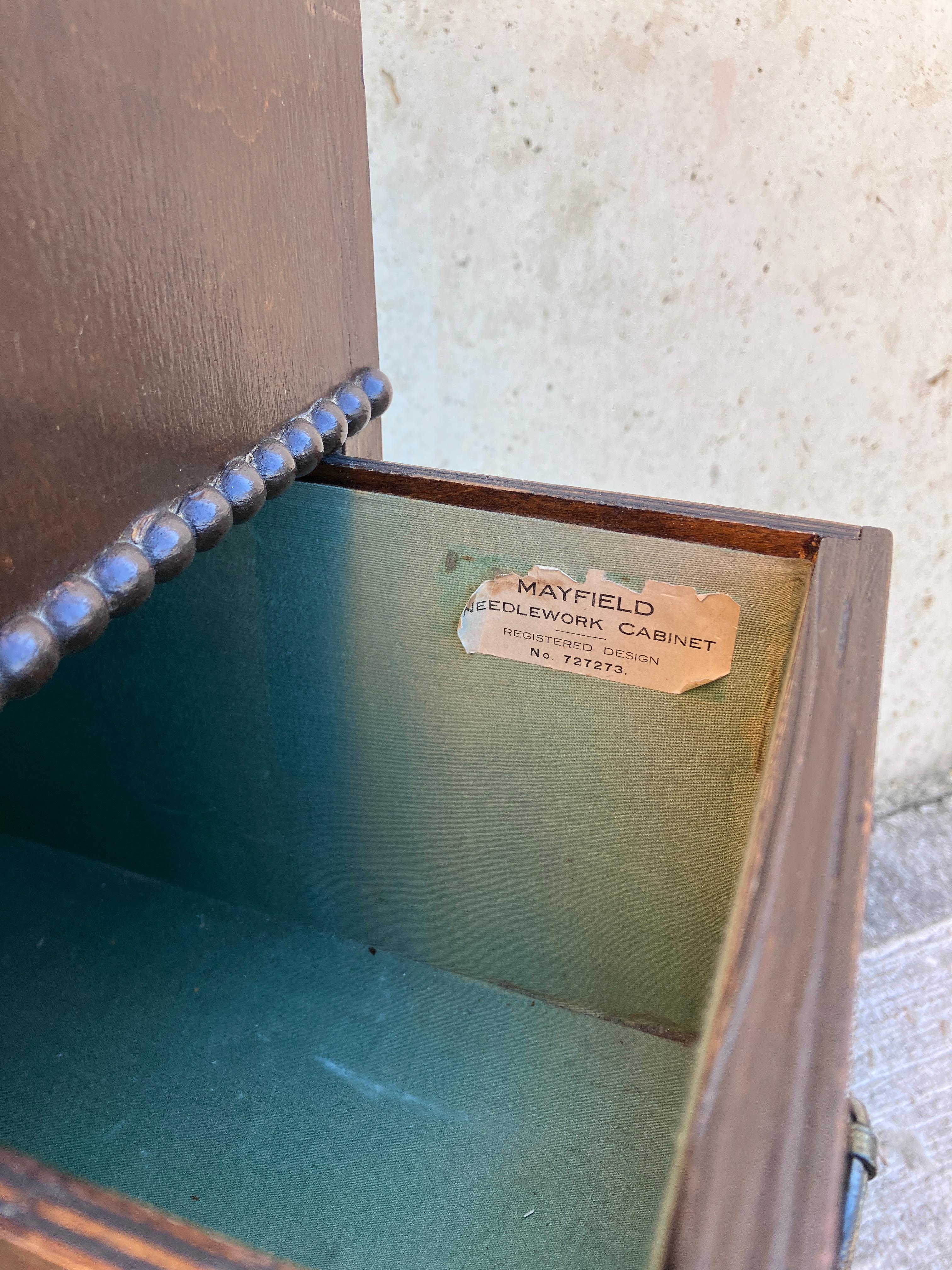 Boîte à couture du début du 20e siècle Cabinet avec doublure en soie en vente 1