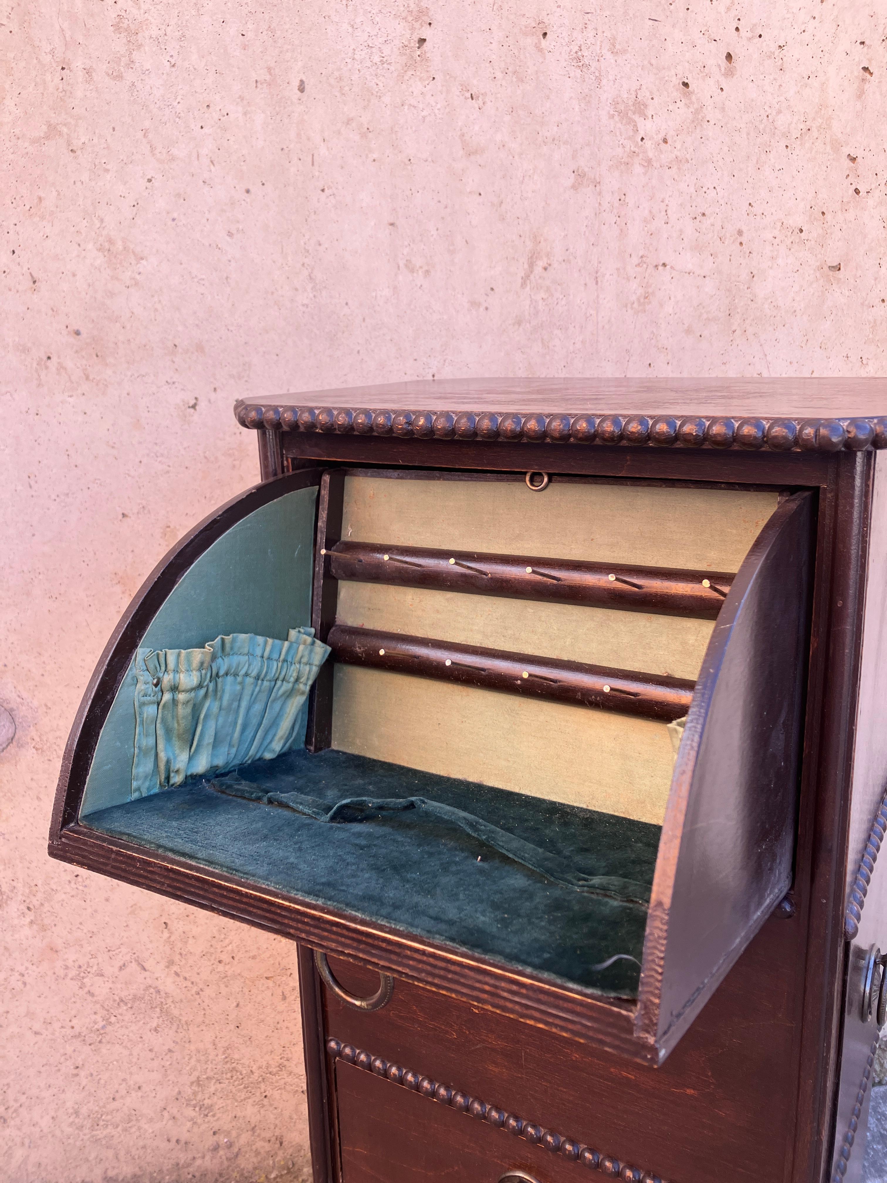 Boîte à couture du début du 20e siècle Cabinet avec doublure en soie en vente 2
