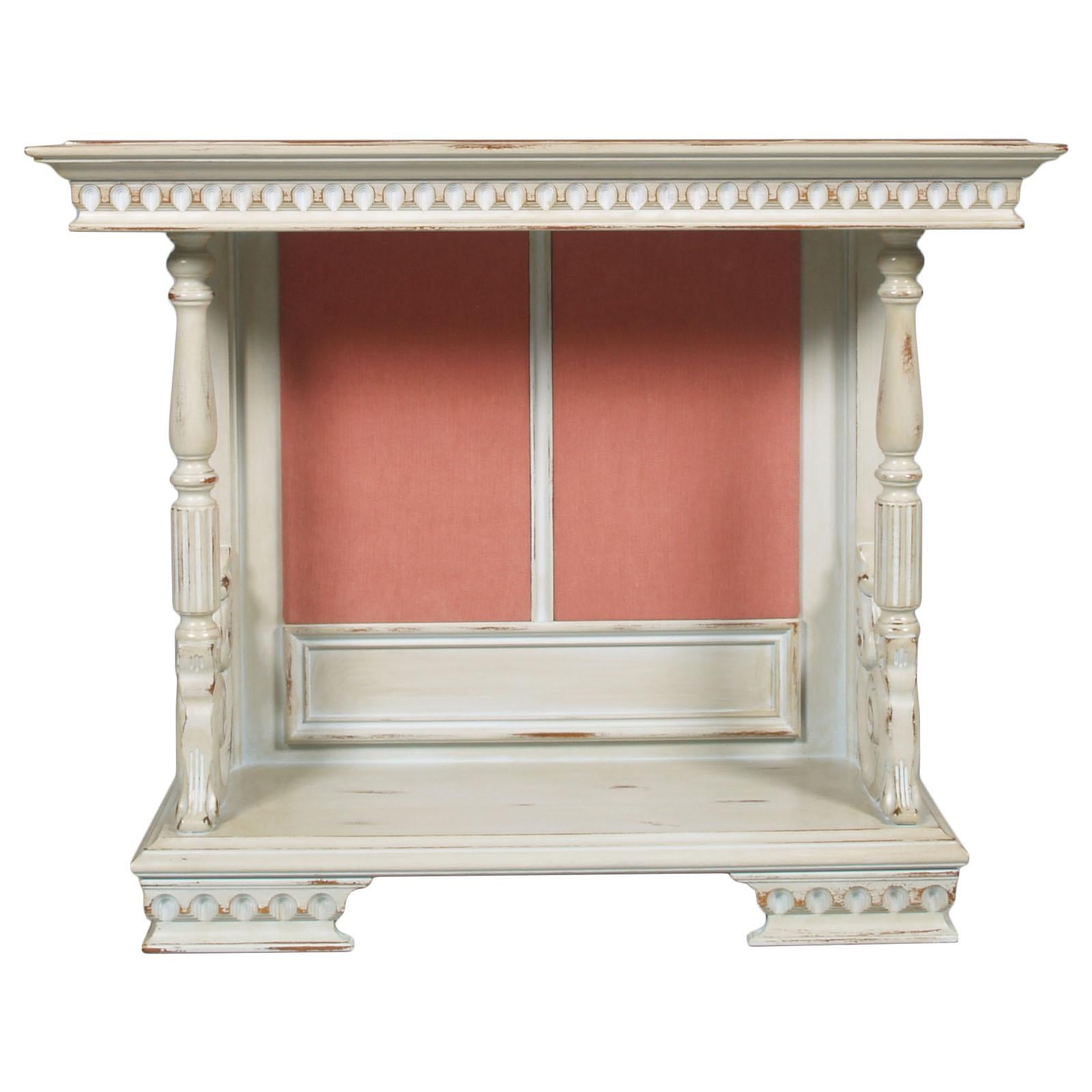 Console néo-baroque du début du XXe siècle, table d'entrée, en noyer blond, laqué.  Avec le tissu rose original de l'époque
En bon état, cire polie. 

Mesures en cm : H 85 x L 106 x P 35.