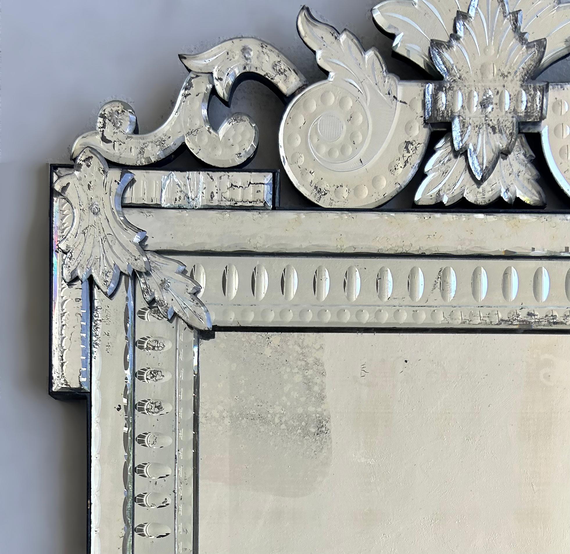 Néoclassique Miroir vénitien biseauté Shabby Chic du début du 20e siècle, propriété du sud de la Floride en vente