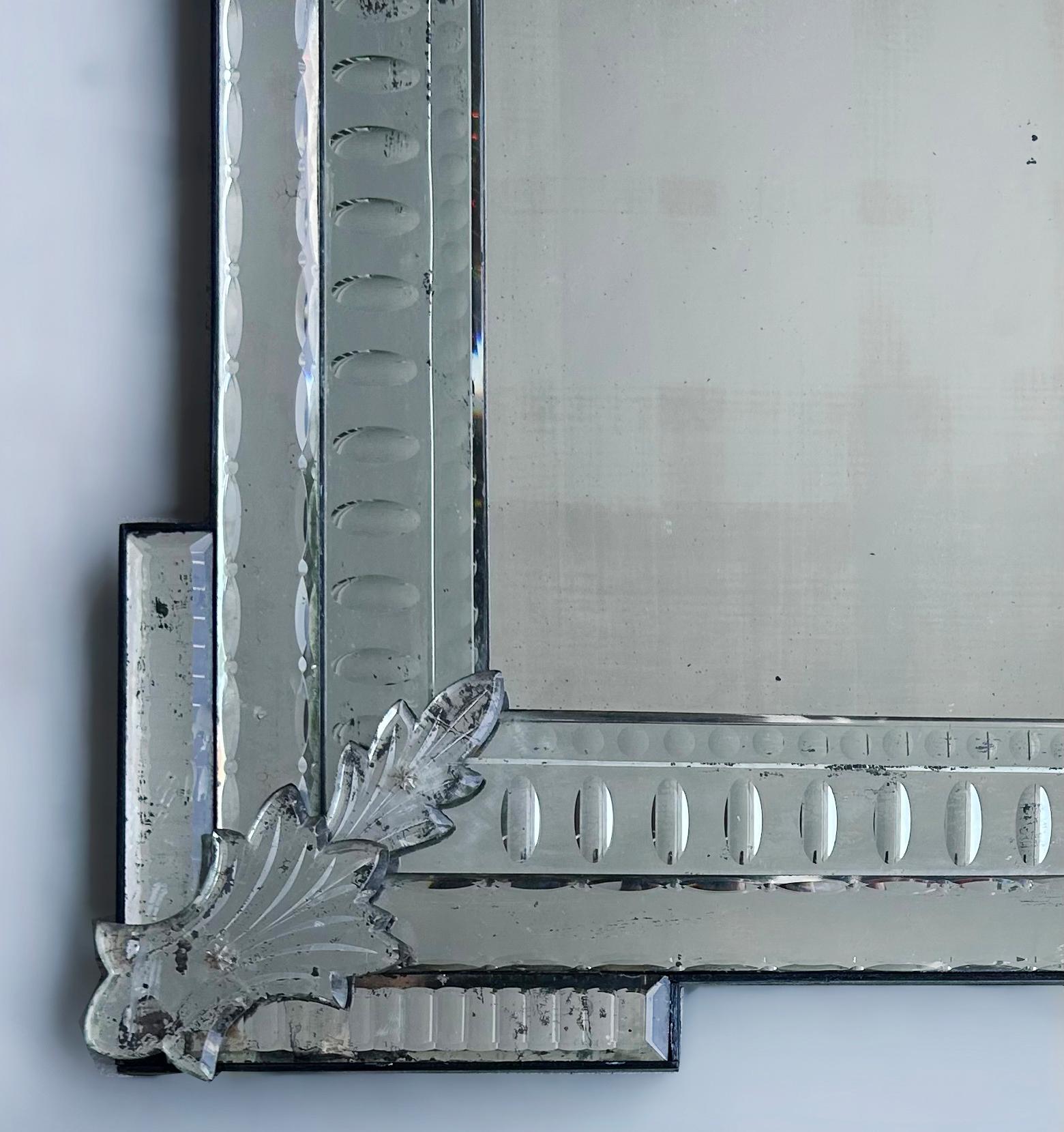 Biseauté Miroir vénitien biseauté Shabby Chic du début du 20e siècle, propriété du sud de la Floride en vente