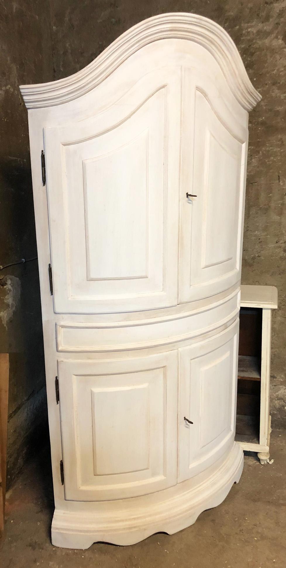 Gebogener Eckschrank mit 4 Türen, Rarität, Toskana, Farbe shabby white, aus Tanne, mit zwei Einlegeböden.
Maße: Seiten 70cm und maximale Höhe 207, beachten Sie, dass die Diagonale gebogen ist
Zeitraum: etwa 1930.
Er stammt aus einem alten Landhaus