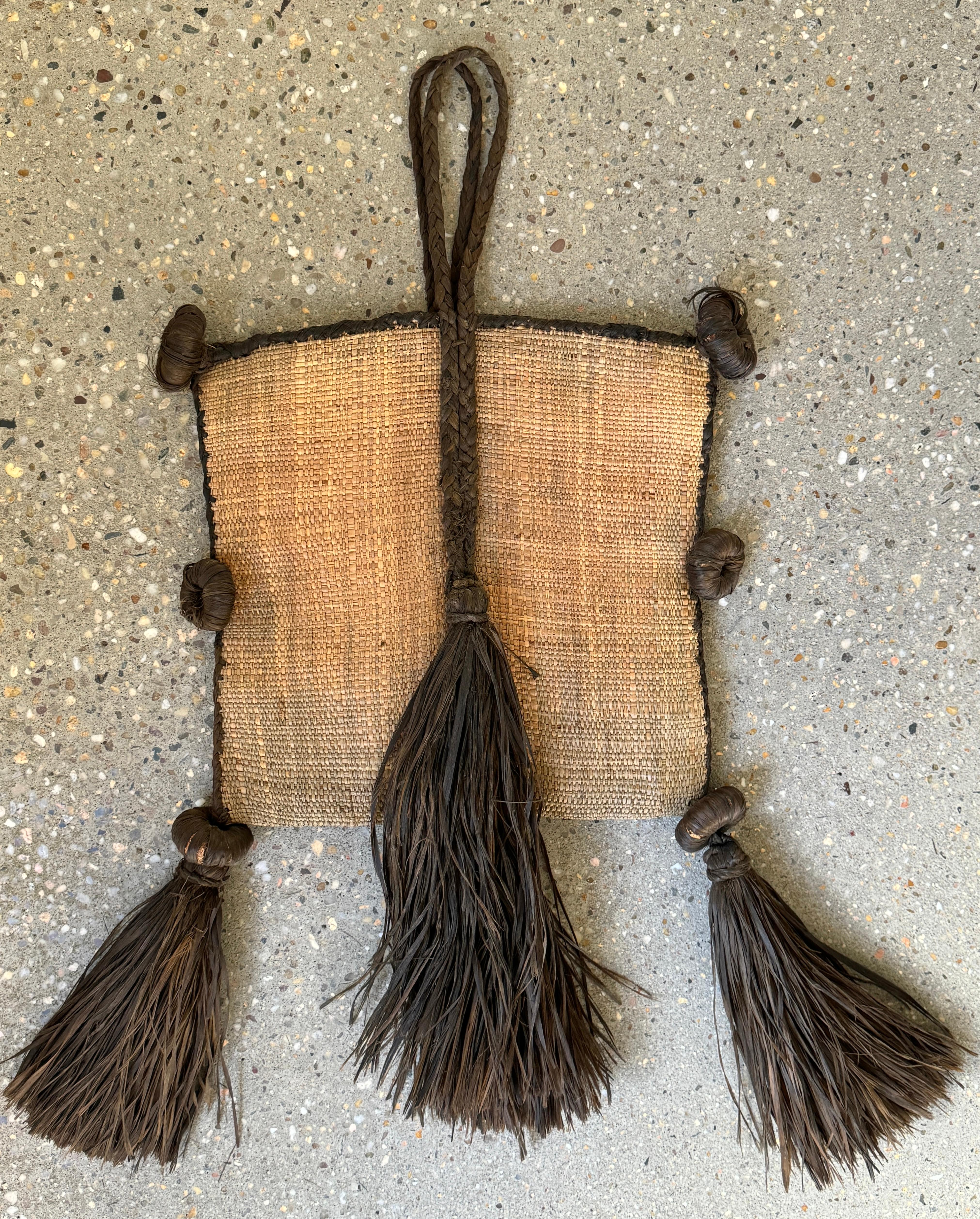 Schamanen-Leibsäcke aus dem frühen 20. Jahrhundert waren heilige und bedeutende Artefakte, die bei bestimmten kulturellen Praktiken und Ritualen verschiedener indigener Gemeinschaften und Schamanen in unterschiedlichen Teilen der Welt verwendet