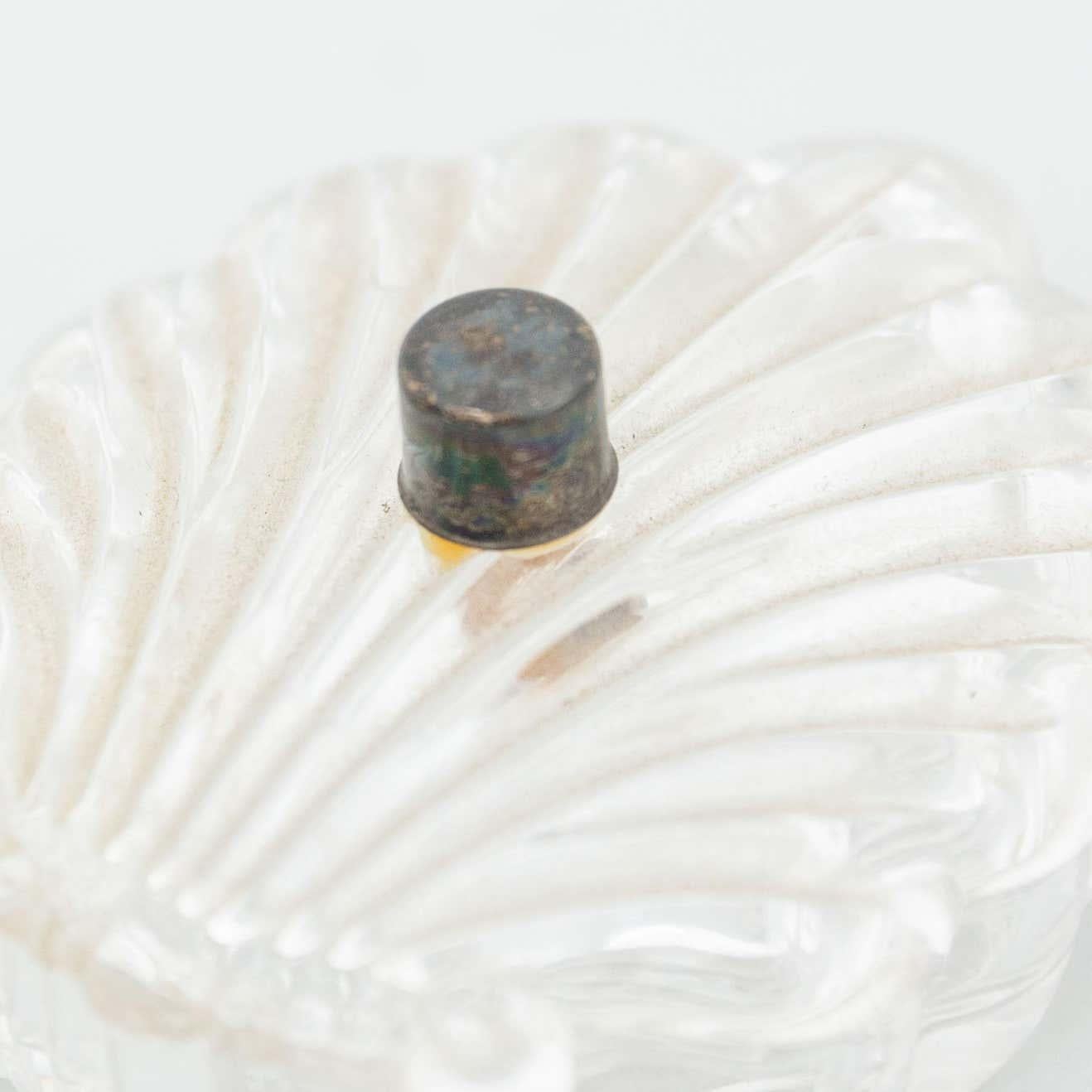 Boîte à bijoux en cristal de coquille.
Par un fabricant inconnu de France, début du 20e siècle.

En état d'origine, avec une usure mineure conforme à l'âge et à l'utilisation, préservant une belle patine.

Matériau :
Verre

Dimensions :
 D