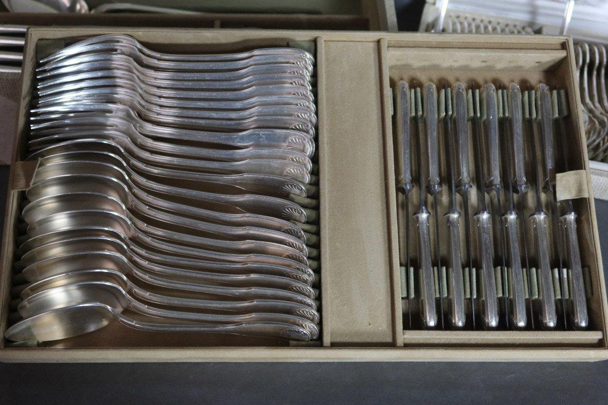 Menagère from Christofle shell model in silver plate which includes 97 pieces:
- 12 large spoons
- 12 large forks
- 12 large knives
- 12 fish forks
- 12 fish knives
- 12 fruit or cheese knives
- 12 dessert spoons
- 12 teaspoons
- 1 ladle
All the
