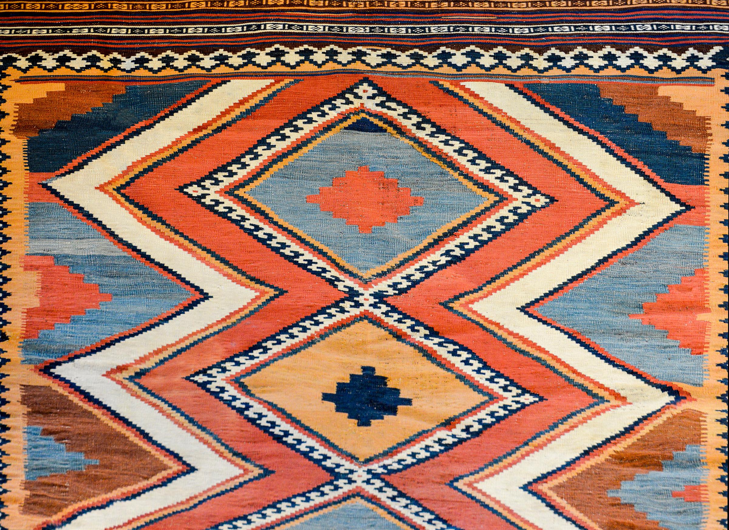 Early 20th Century Shiraz Kilim Rug In Good Condition For Sale In Chicago, IL