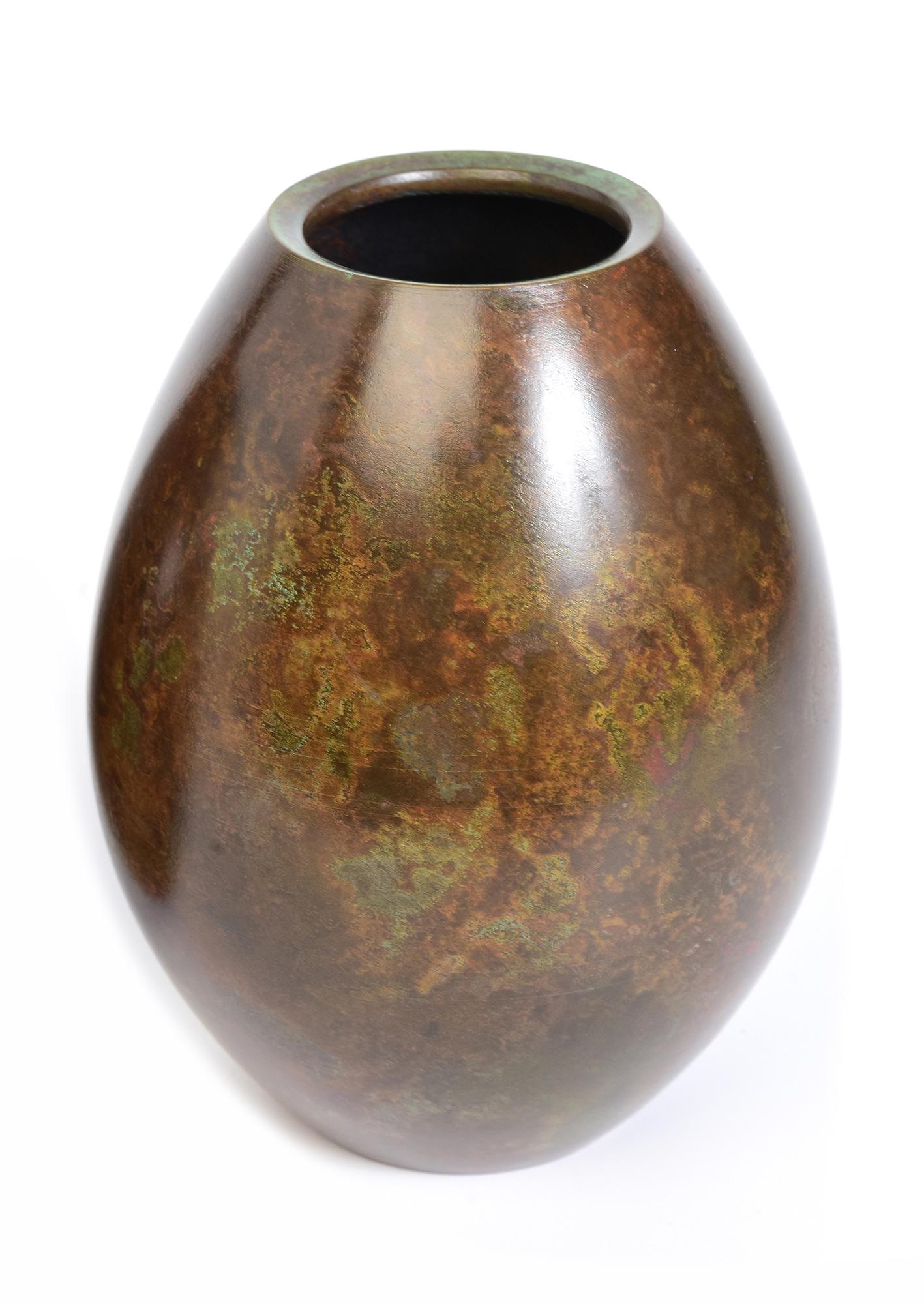Giapponese Inizio XX secolo, Showa, Coppia di vasi giapponesi in bronzo con firma dell'artista in vendita