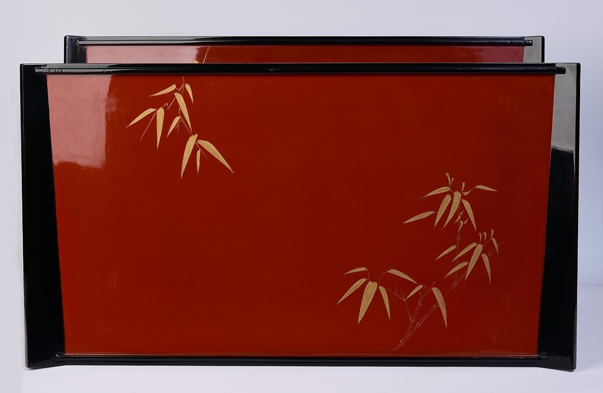 Frühes 20. Jahrhundert, Showa, ein Paar japanische lackierte Tabletts im Zustand „Gut“ im Angebot in Sampantawong, TH