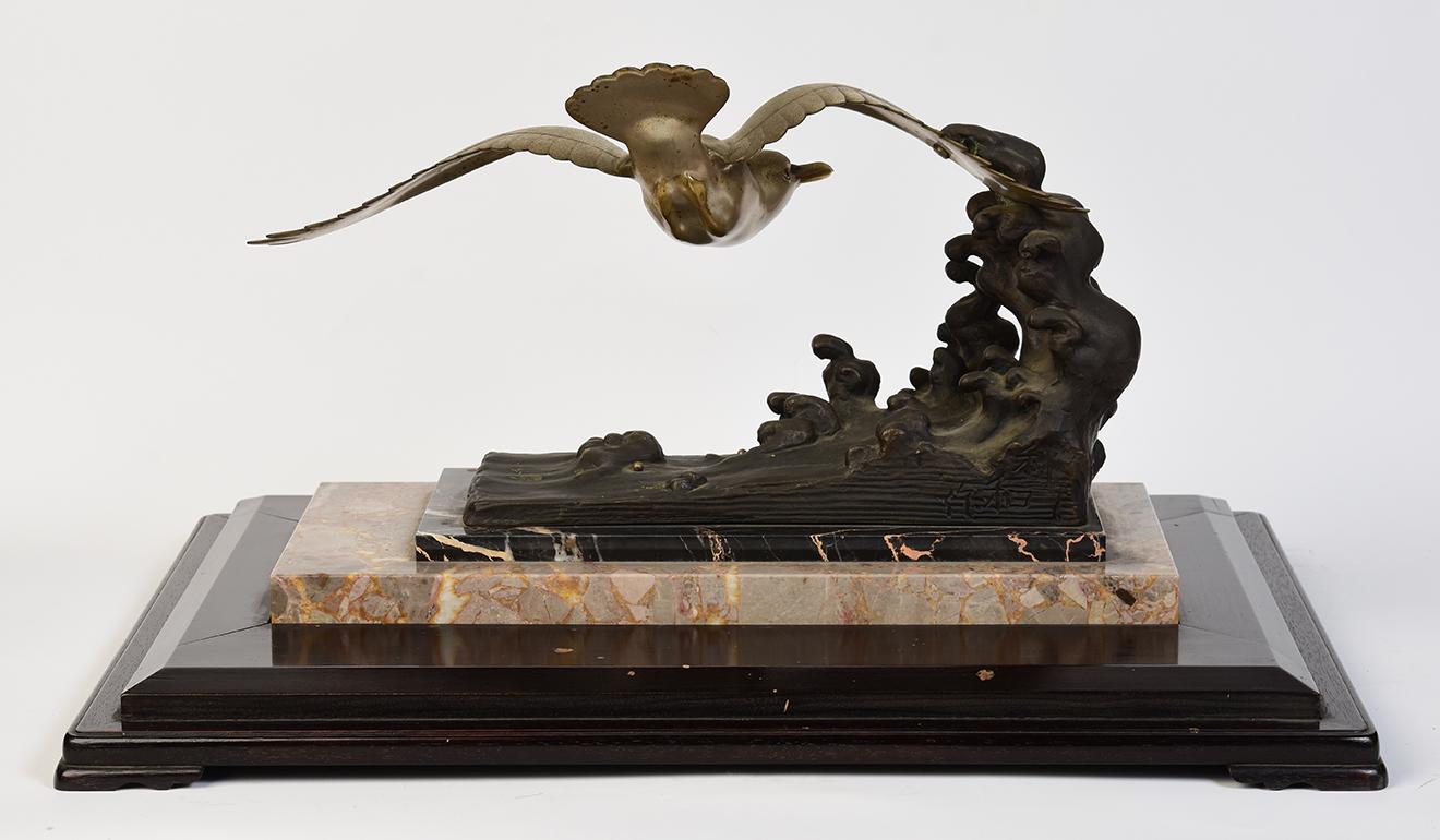 Début du 20e siècle, Showa, Oiseau volant japonais ancien en bronze avec Stand en vente 3