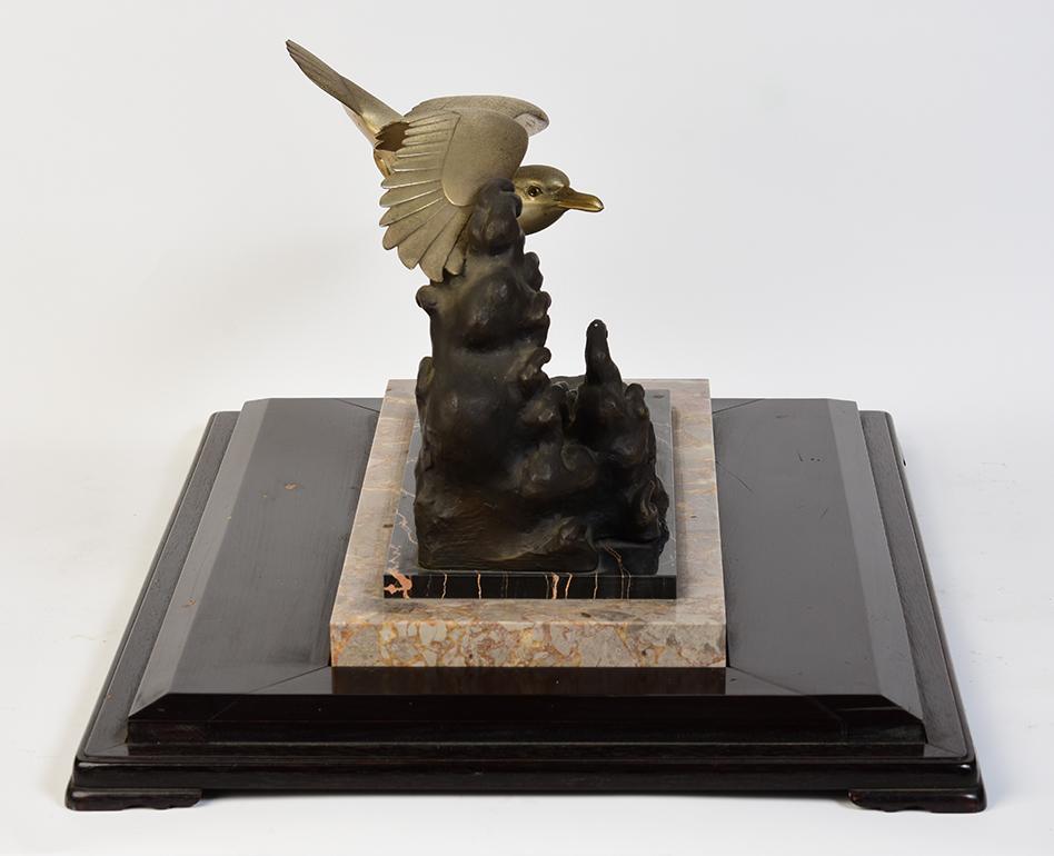 Début du 20e siècle, Showa, Oiseau volant japonais ancien en bronze avec Stand en vente 5