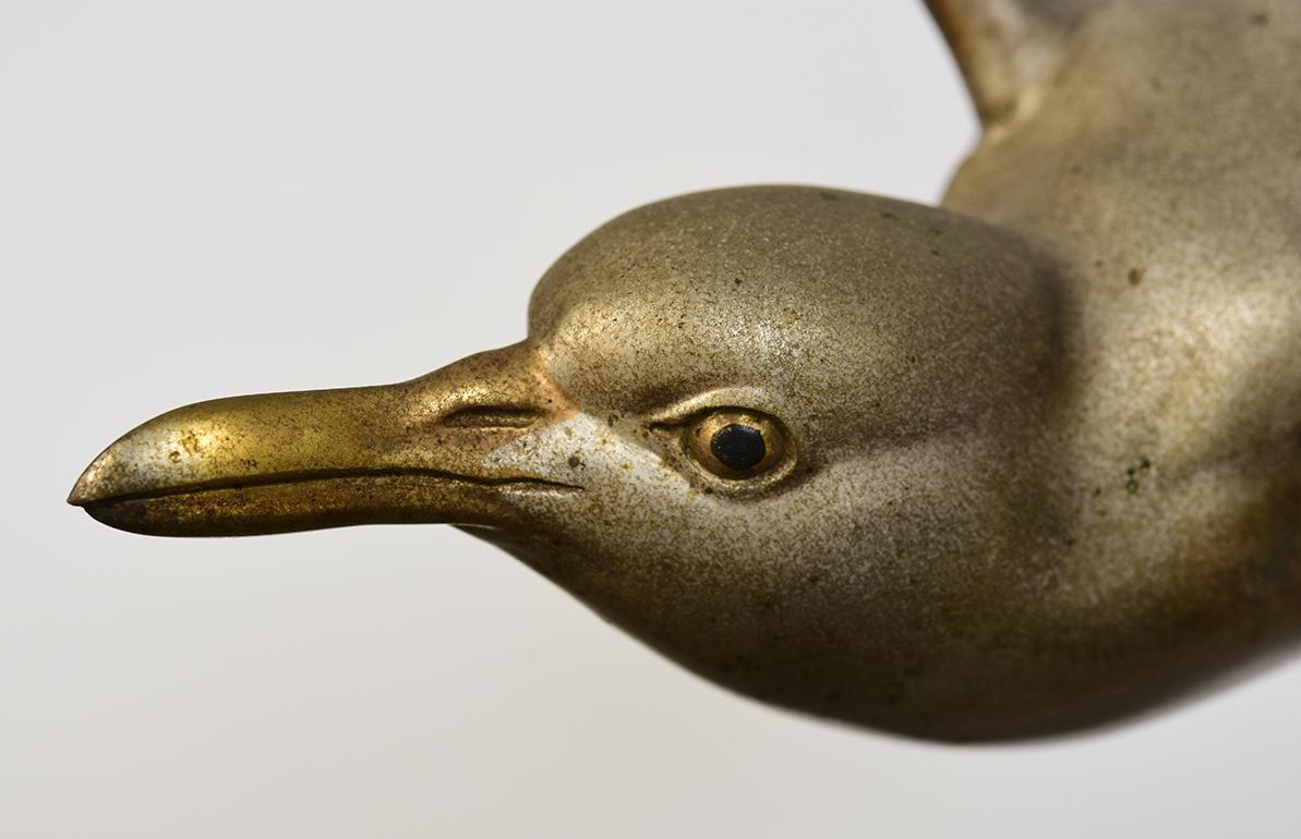 Japonais Début du 20e siècle, Showa, Oiseau volant japonais ancien en bronze avec Stand en vente