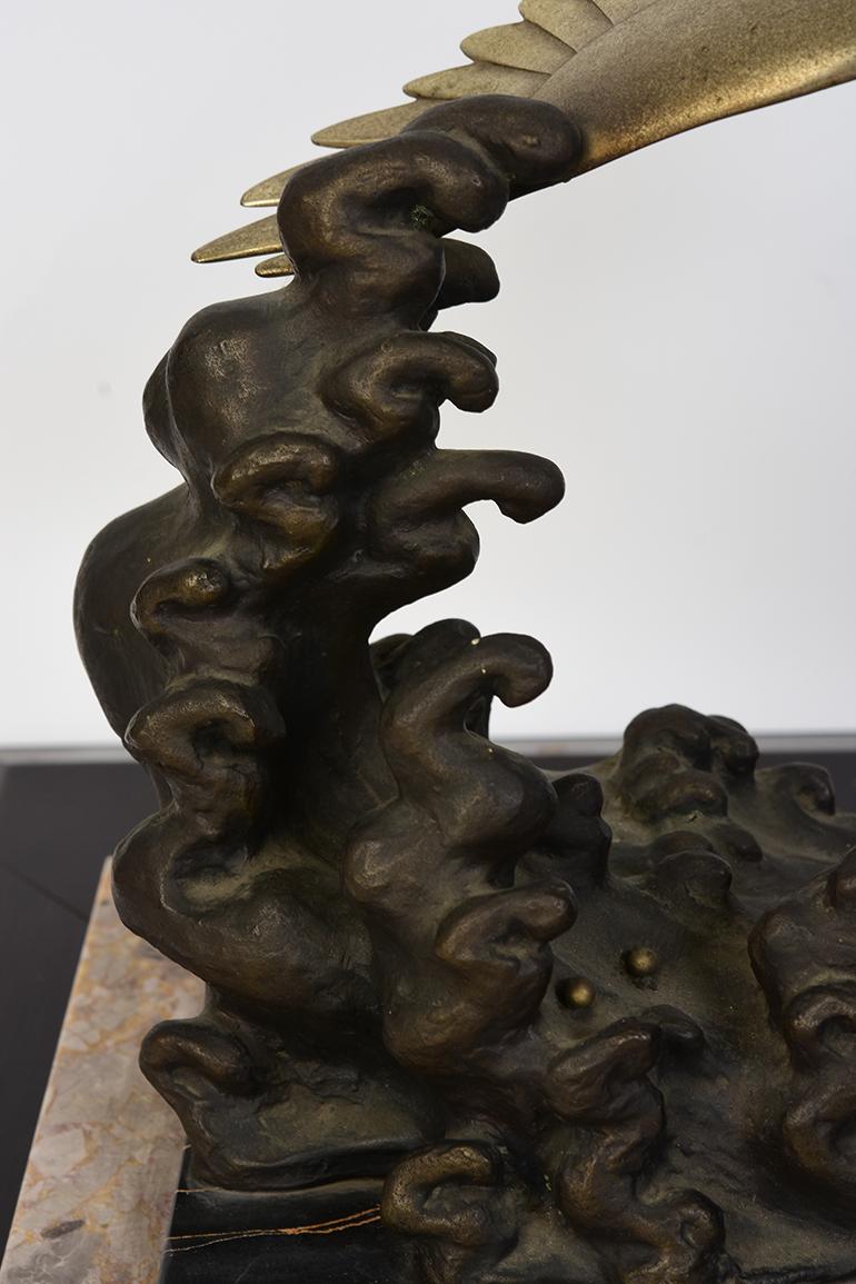 Début du 20e siècle, Showa, Oiseau volant japonais ancien en bronze avec Stand Bon état - En vente à Sampantawong, TH