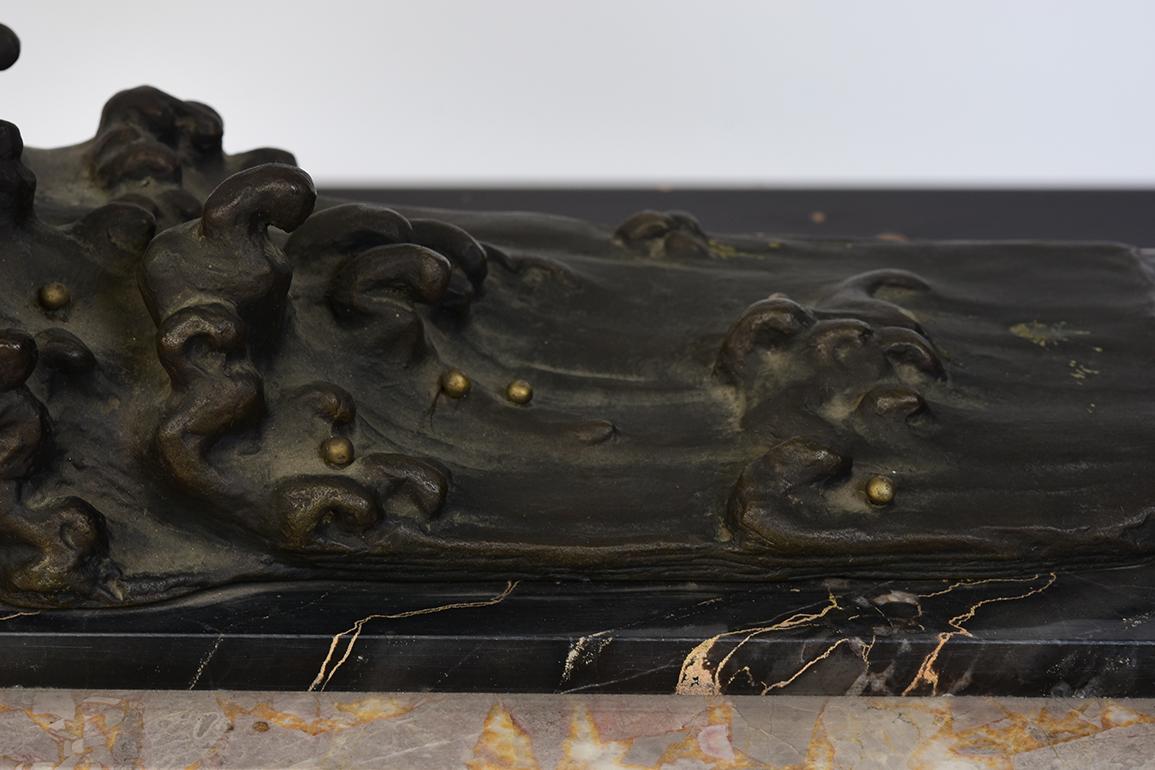 20ième siècle Début du 20e siècle, Showa, Oiseau volant japonais ancien en bronze avec Stand en vente