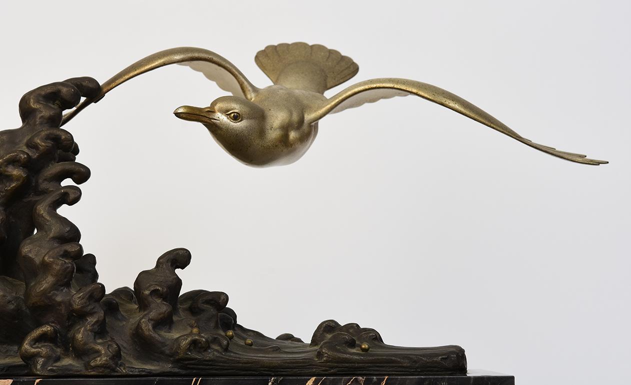 Bronze Début du 20e siècle, Showa, Oiseau volant japonais ancien en bronze avec Stand en vente