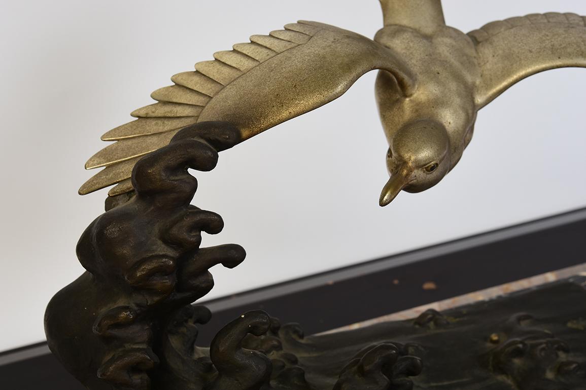 Début du 20e siècle, Showa, Oiseau volant japonais ancien en bronze avec Stand en vente 1