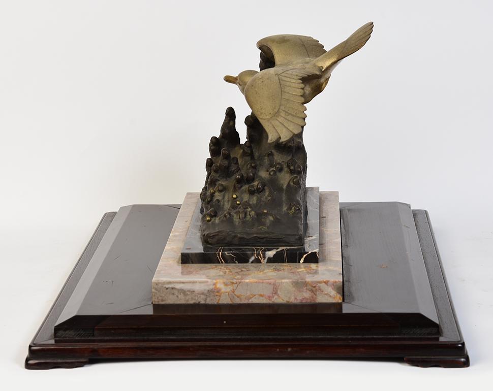 Début du 20e siècle, Showa, Oiseau volant japonais ancien en bronze avec Stand en vente 2