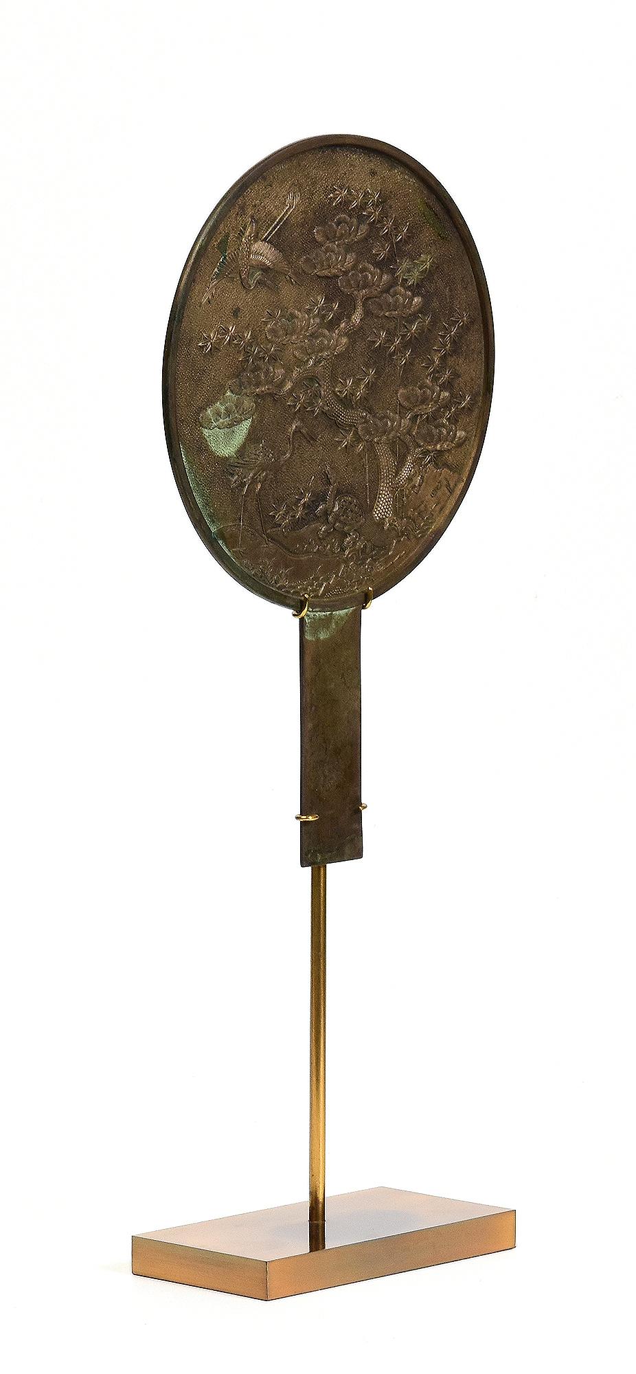 Anfang 20. Jahrhundert, Showa, Japanischer Bronzespiegel mit Stand im Angebot 8