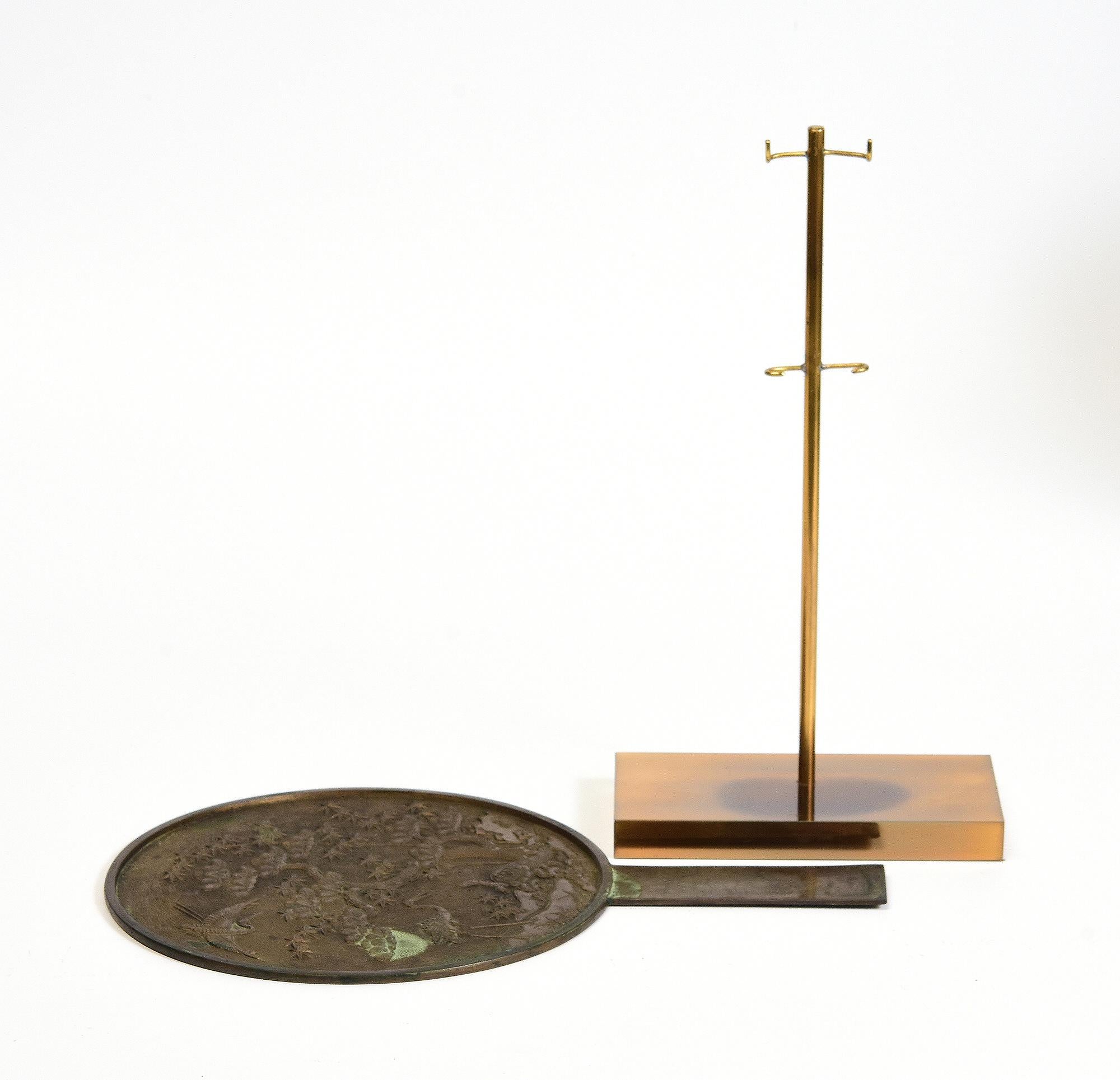 Anfang 20. Jahrhundert, Showa, Japanischer Bronzespiegel mit Stand im Angebot 9