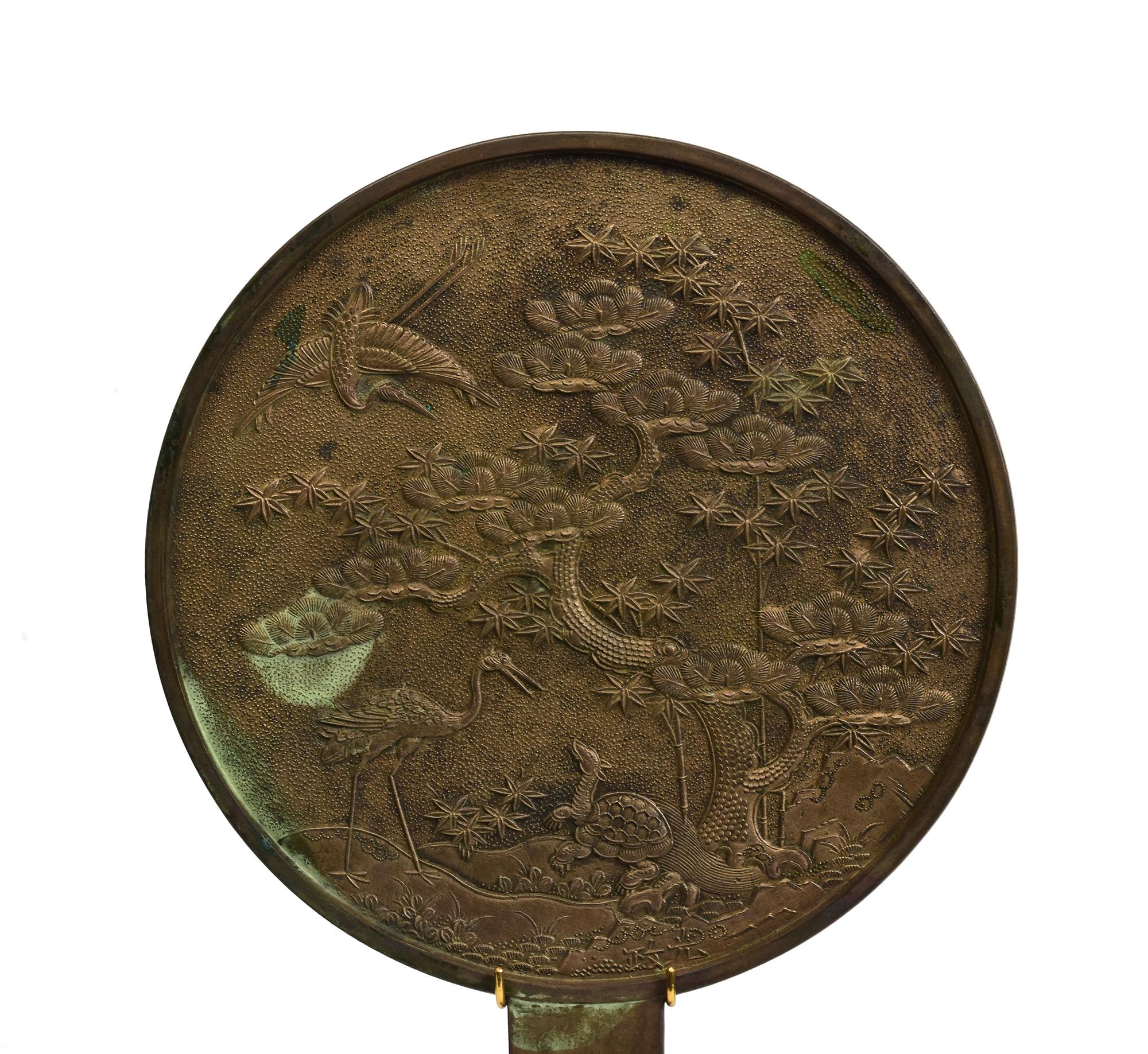 Anfang 20. Jahrhundert, Showa, Japanischer Bronzespiegel mit Stand (Metallarbeit) im Angebot