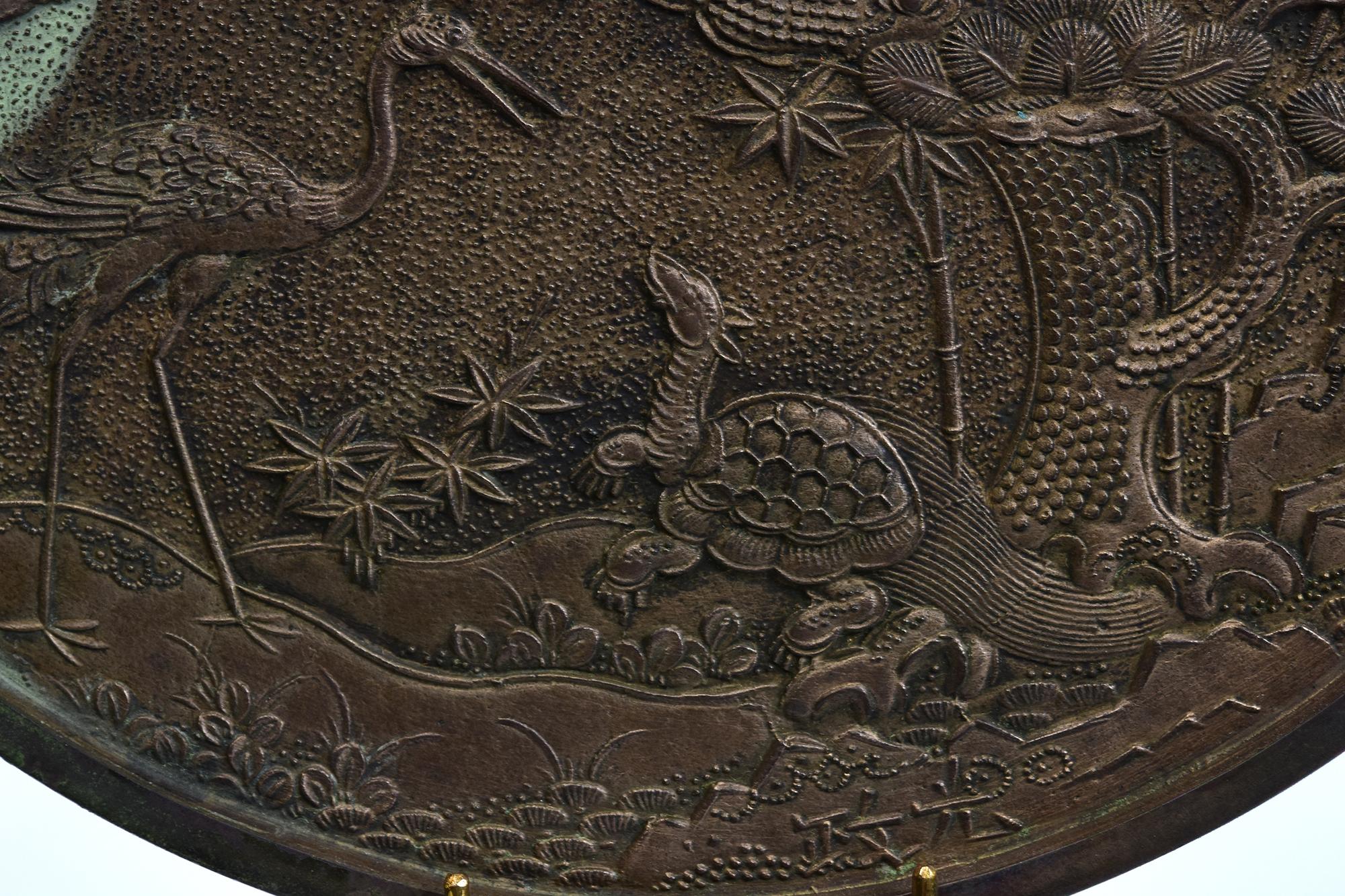 Anfang 20. Jahrhundert, Showa, Japanischer Bronzespiegel mit Stand im Angebot 3