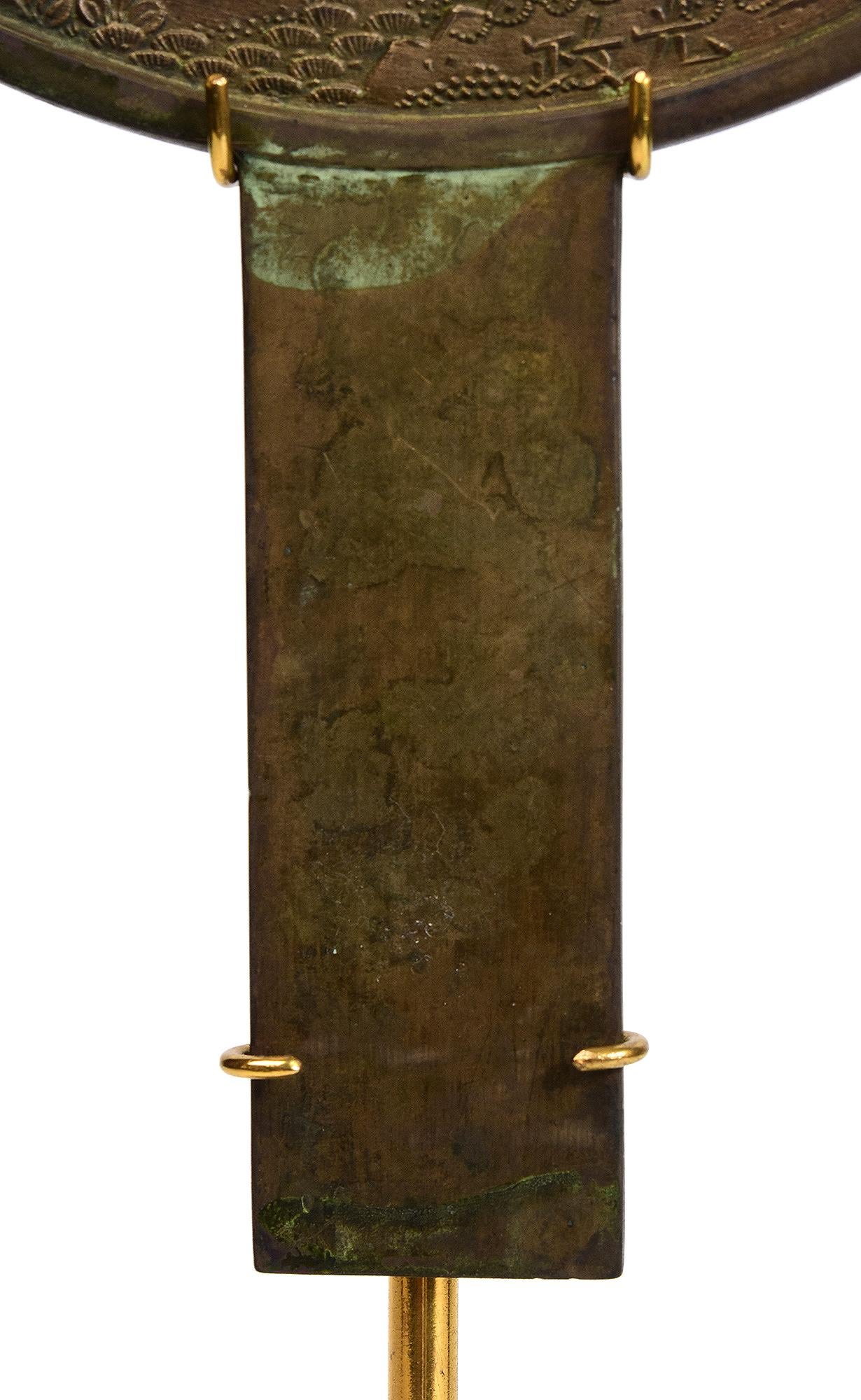 Anfang 20. Jahrhundert, Showa, Japanischer Bronzespiegel mit Stand im Angebot 4