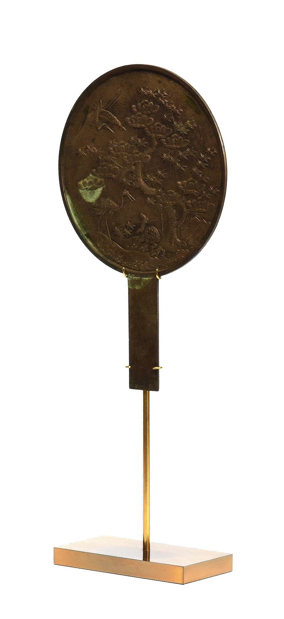 Anfang 20. Jahrhundert, Showa, Japanischer Bronzespiegel mit Stand im Angebot 5