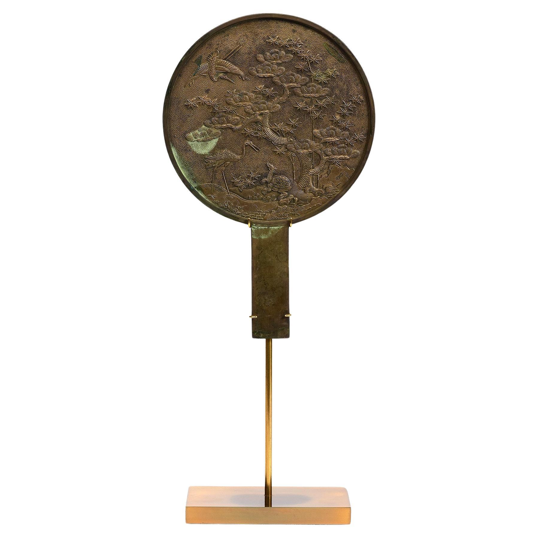 Anfang 20. Jahrhundert, Showa, Japanischer Bronzespiegel mit Stand im Angebot