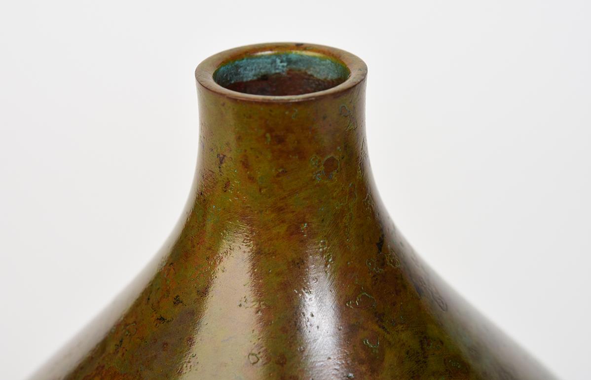 Japanese bronze vase with nice form, used to decorate single flower arrangement in Japanese traditional tea ceremony.

Age: Japan, Showa Period, Early 20th century
Size: Height 15.5 C.M. / Width 11.7 C.M.
Condition: Nice condition overall. 

100%
