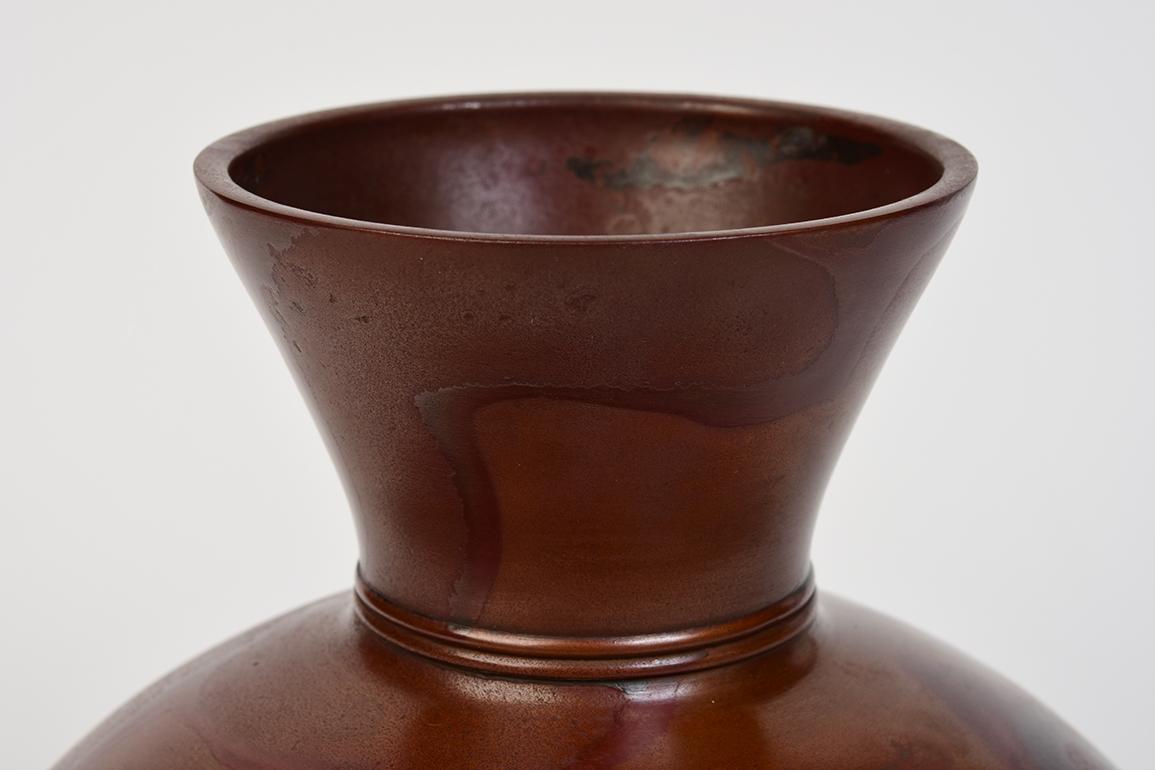 Japanese bronze vase with nice form, used to decorate single flower arrangement in Japanese traditional tea ceremony.

Age: Japan, Showa Period, Early 20th Century
Size: Height 18.7 C.M. / Width 17.5 C.M.
Condition: Nice condition overall.

100%