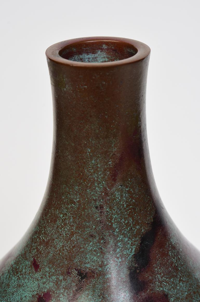 Japanese bronze vase with nice form, used to decorate single flower arrangement in Japanese traditional tea ceremony.

Age: Japan, Showa Period, Early 20th Century
Size: Height 29.7 C.M. / Width 21.5 C.M.
Condition: Nice condition overall.

100%