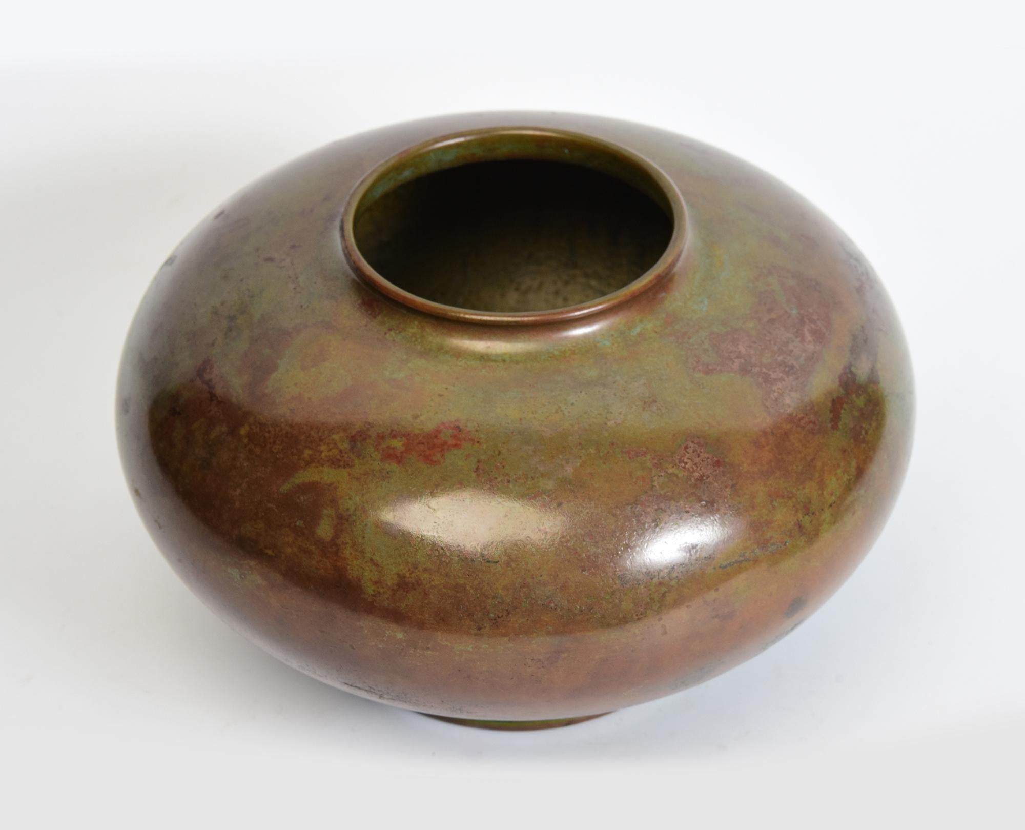 Japanese bronze vase with nice form, used to decorate flower arrangements in Japanese traditional tea ceremony. 

Age: Japan, Showa Period, Early 20th Century
Size: Height 13.8 C.M. / Width 21.5 C.M.
Condition: Nice condition overall.