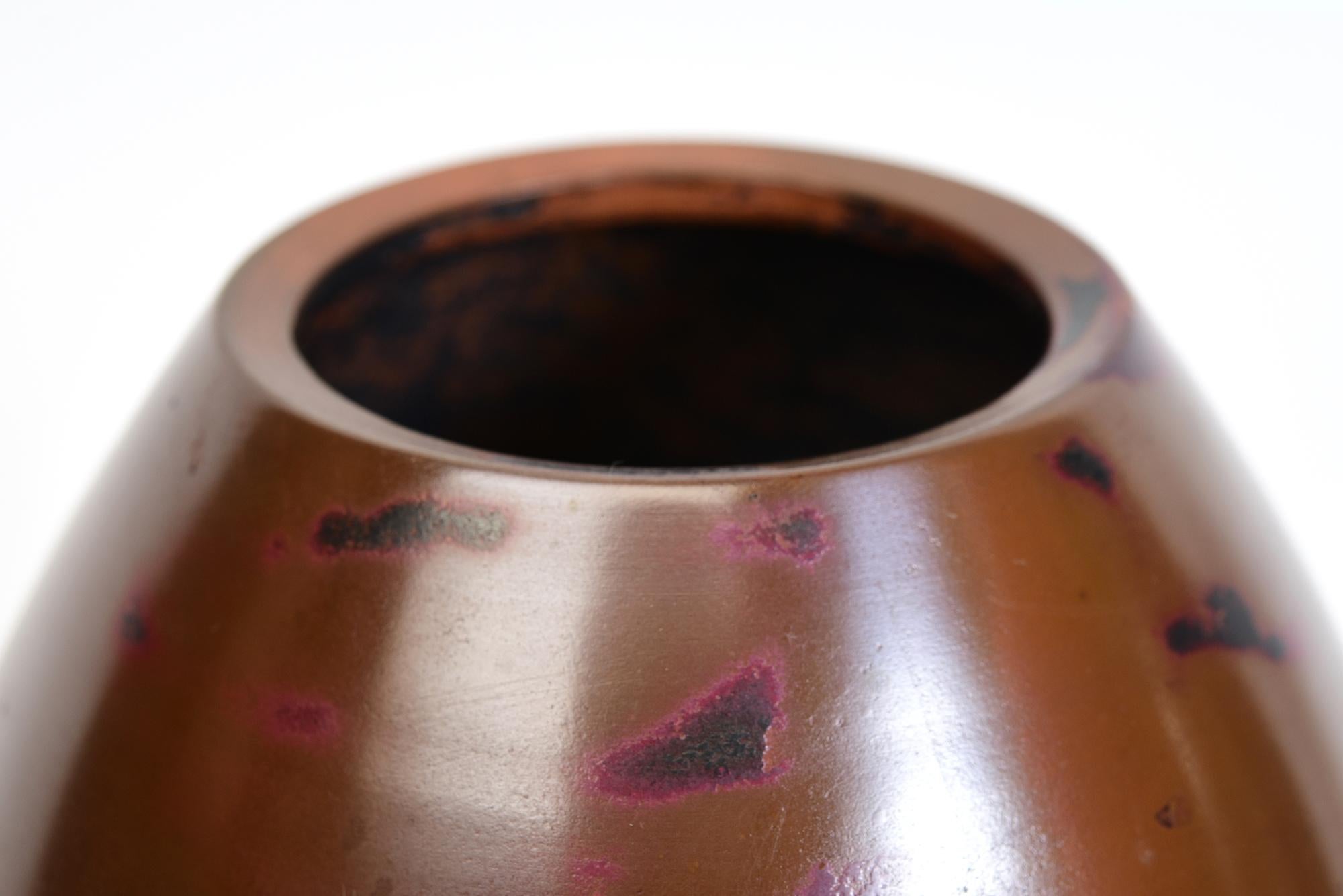 Japanese bronze vase with nice form, used to decorate single flower arrangement in Japanese traditional tea ceremony. 

Age: Japan, Showa Period, Early 20th Century
Size: Height 15.2 C.M. / Width 11.5 C.M.
Condition: Nice condition overall.